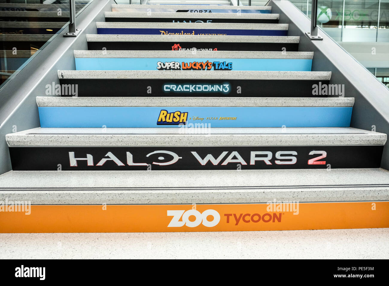 Escalier peint avec des noms à l'intérieur de la jeu Xbox Microsoft office building Banque D'Images