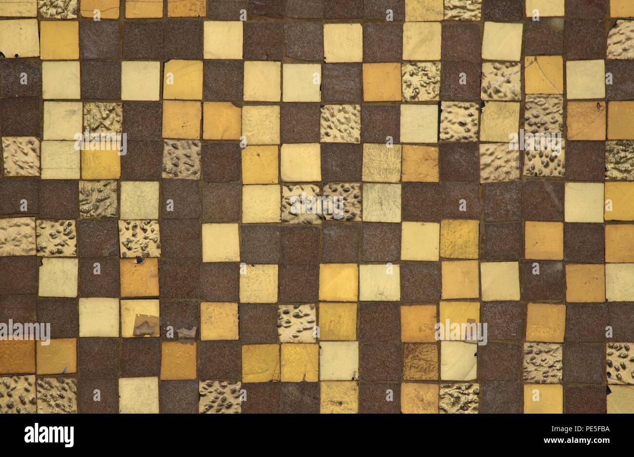 Tuile d'or sur les colonnes de l'édifice de l'Assemblée législative de la LOI SUR Banque D'Images