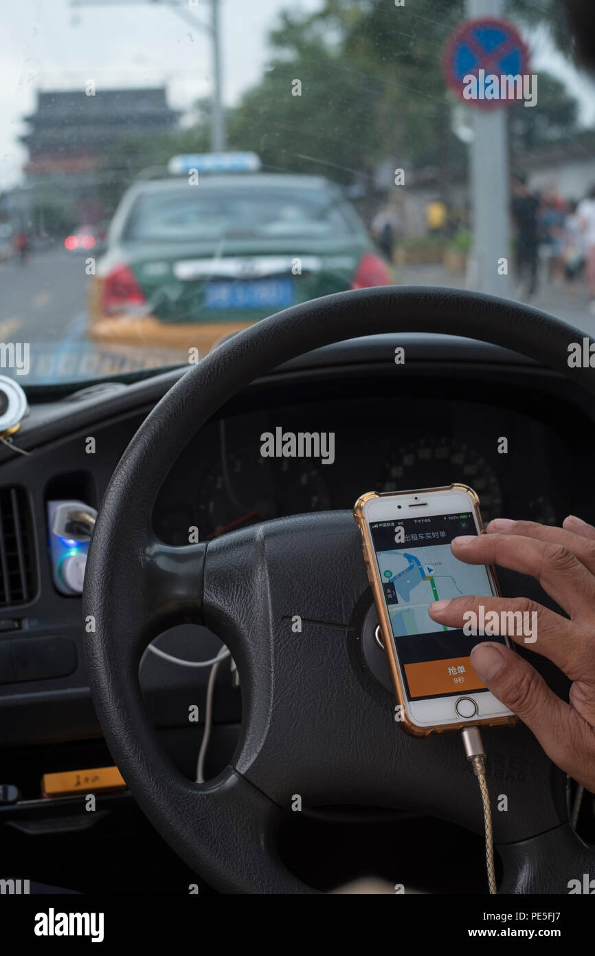 Un chauffeur de taxi utilisant l'application Didi à Pékin, en Chine. 08 août 2018 Banque D'Images