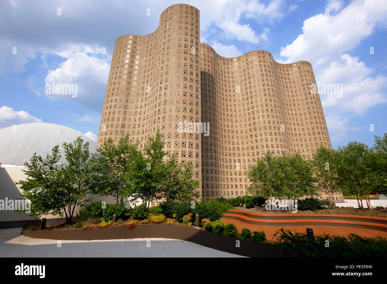 La grande salle au mur de verre le New York Hall of Science Banque D'Images