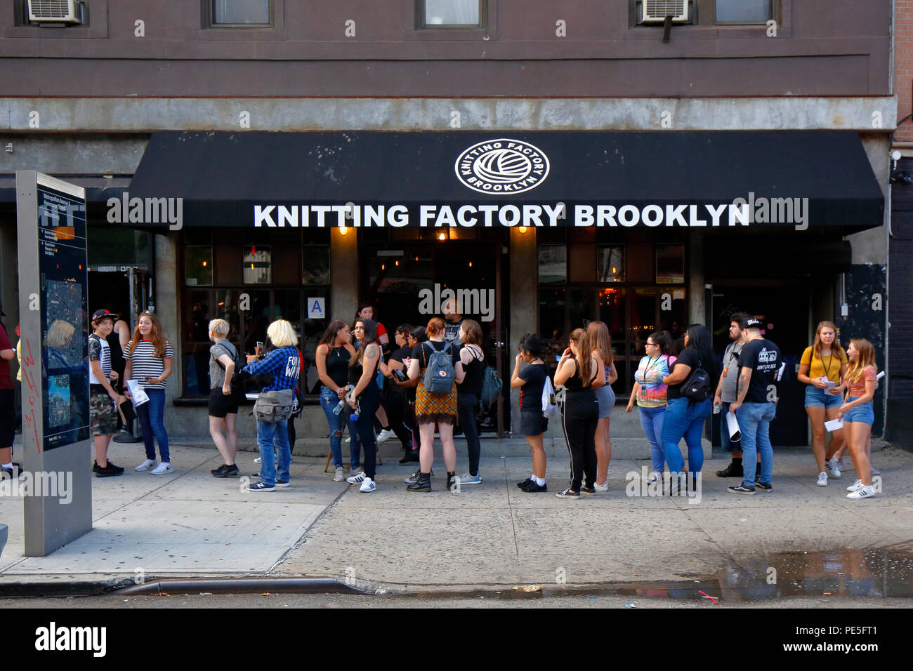 [Boutique historique] Knitting Factory Brooklyn, 361 Metropolitan Ave, Brooklyn. Des personnes ont été placées en file d'attente devant un lieu de musique à Williamsburg Banque D'Images