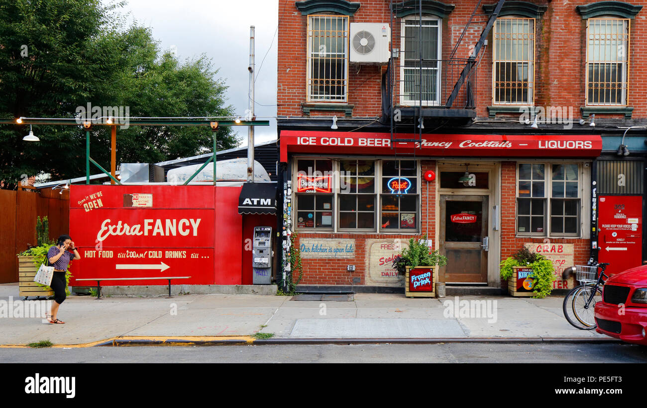 Extra Fancy, 302 Metropolitan Ave, Brooklyn, NY. Extérieur d'un bar et d'un restaurant de fruits de mer dans le quartier de Williamsburg. Banque D'Images