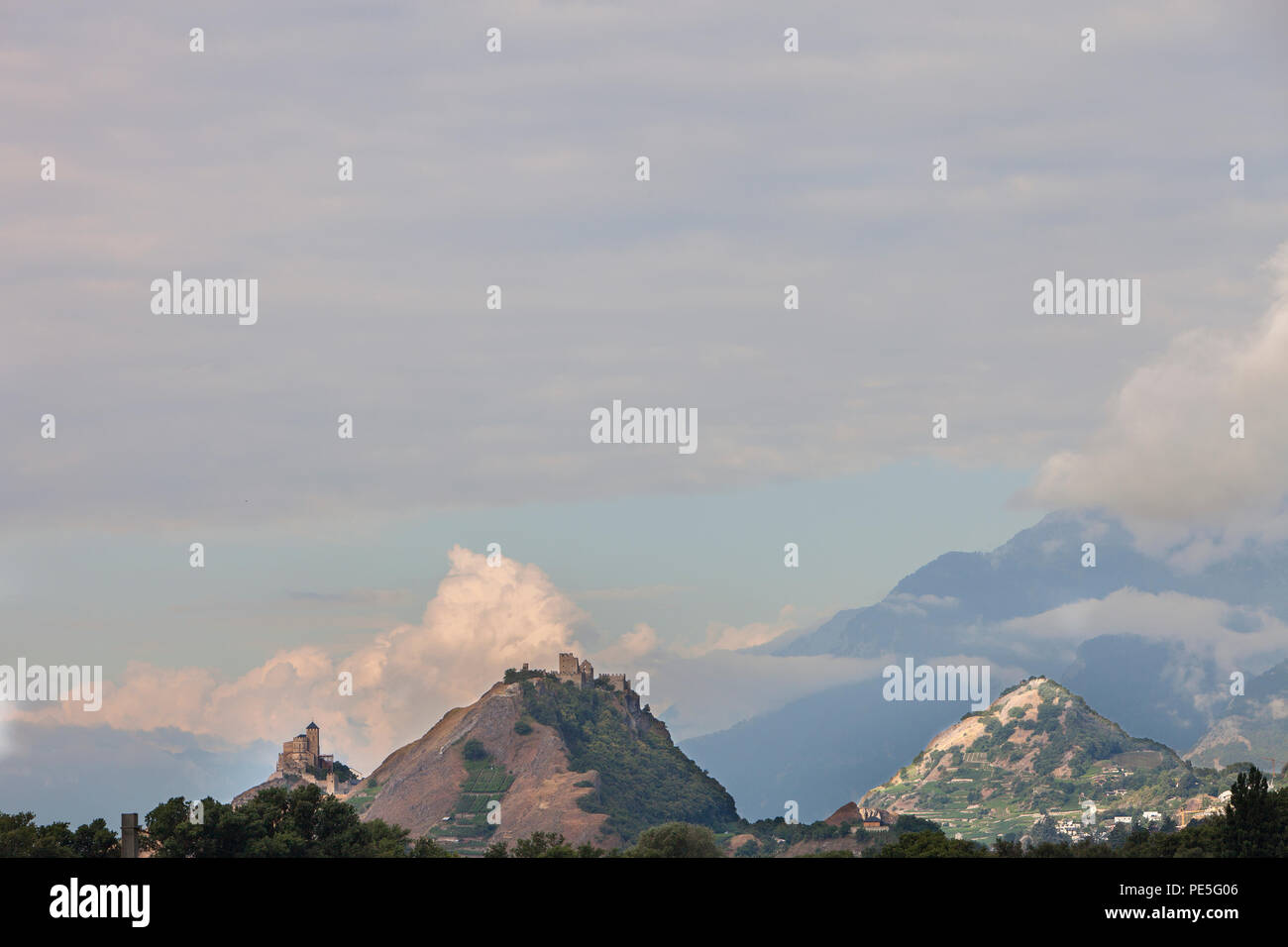 Collines avec château et l'église à l'extérieur de la ville suisse de Sion Banque D'Images