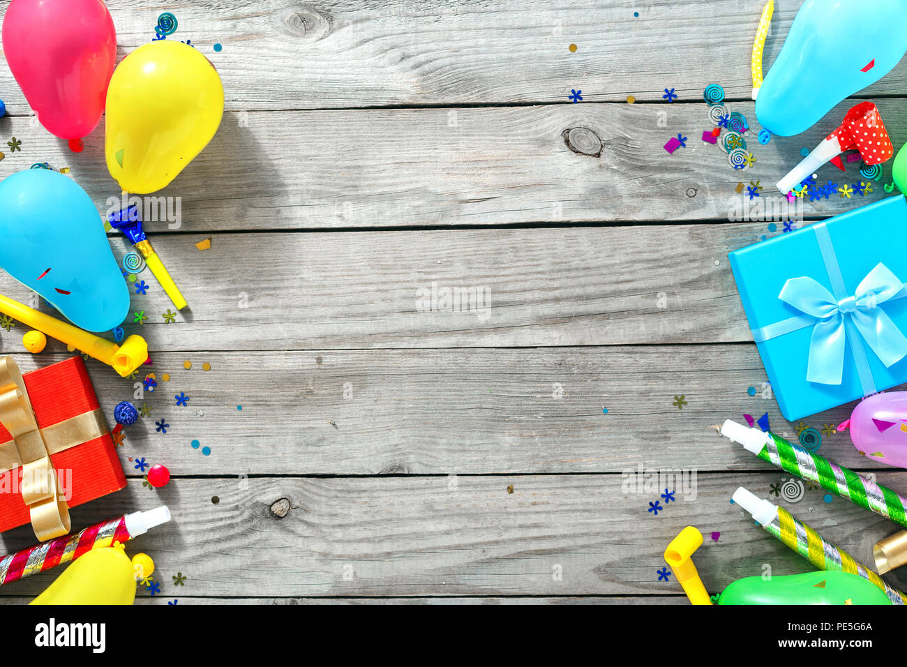 Cadre De Decoration Divers Travail Sur Table En Bois Vue De Dessus D Anniversaire Modele De Mise A Plat Photo Stock Alamy Cadre De Decoration Divers Travail Sur Table En Bois Vue De Dessus D Anniversaire Modele De Mise A Plat Photo Stock Alamy