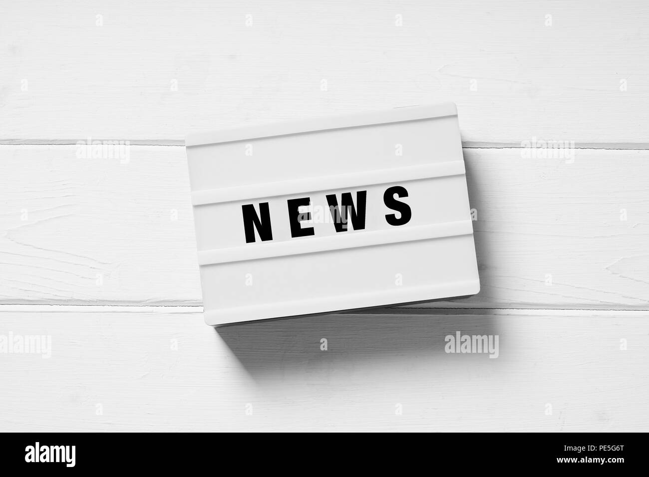 News text sur caisson lumineux sign on white background Banque D'Images