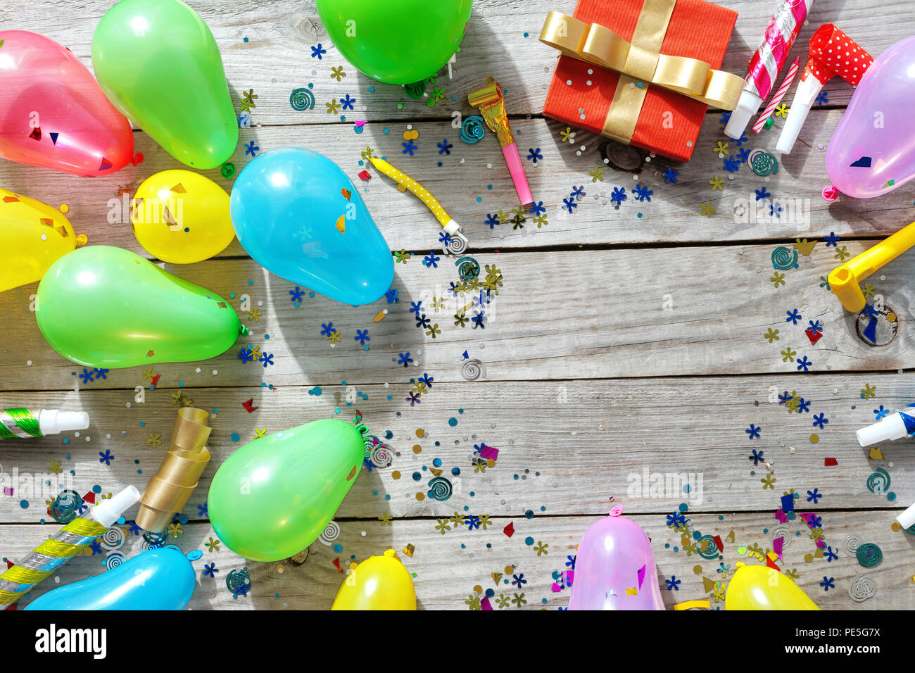 Cadre De Diverses Parties De Decoration Sur Fond De Bois Vue De Dessus D Anniversaire Mise A Plat D Arriere Plan Photo Stock Alamy Cadre De Diverses Parties De Decoration Sur Fond De Bois Vue De Dessus D Anniversaire Mise A Plat D Arriere Plan Photo Stock Alamy