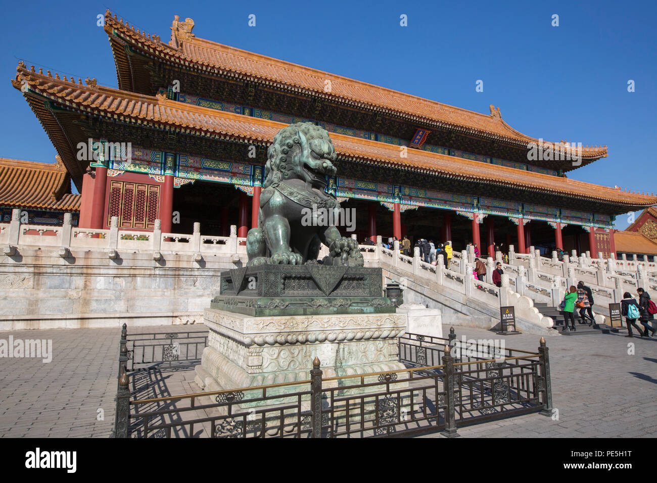 Lion de bronze en face de la porte de l'harmonie suprême cour extérieure Forbidden City Beijing Chine Banque D'Images