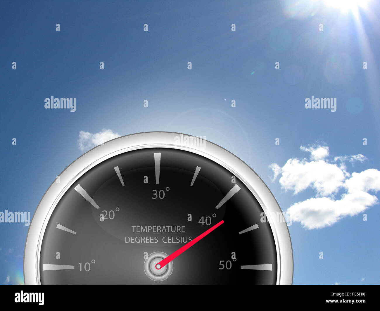 Montrant l'indicateur de température Celsius degrés pour canicule sur une journée ensoleillée ciel bleu - notion de changement climatique Banque D'Images