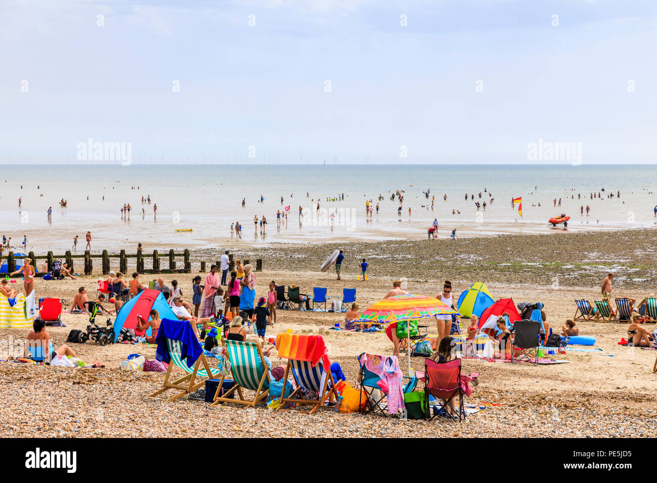 Les vacanciers, chaises longues et parasols colorés, East Beach à Littlehampton, une petite station balnéaire sur la côte sud dans la région de West Sussex, UK en été Banque D'Images