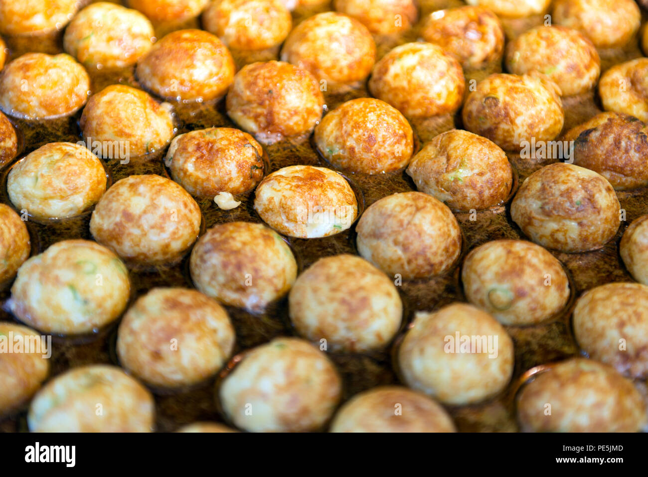 Snack food japonais célèbre poulpe takoyaki ou ball Banque D'Images