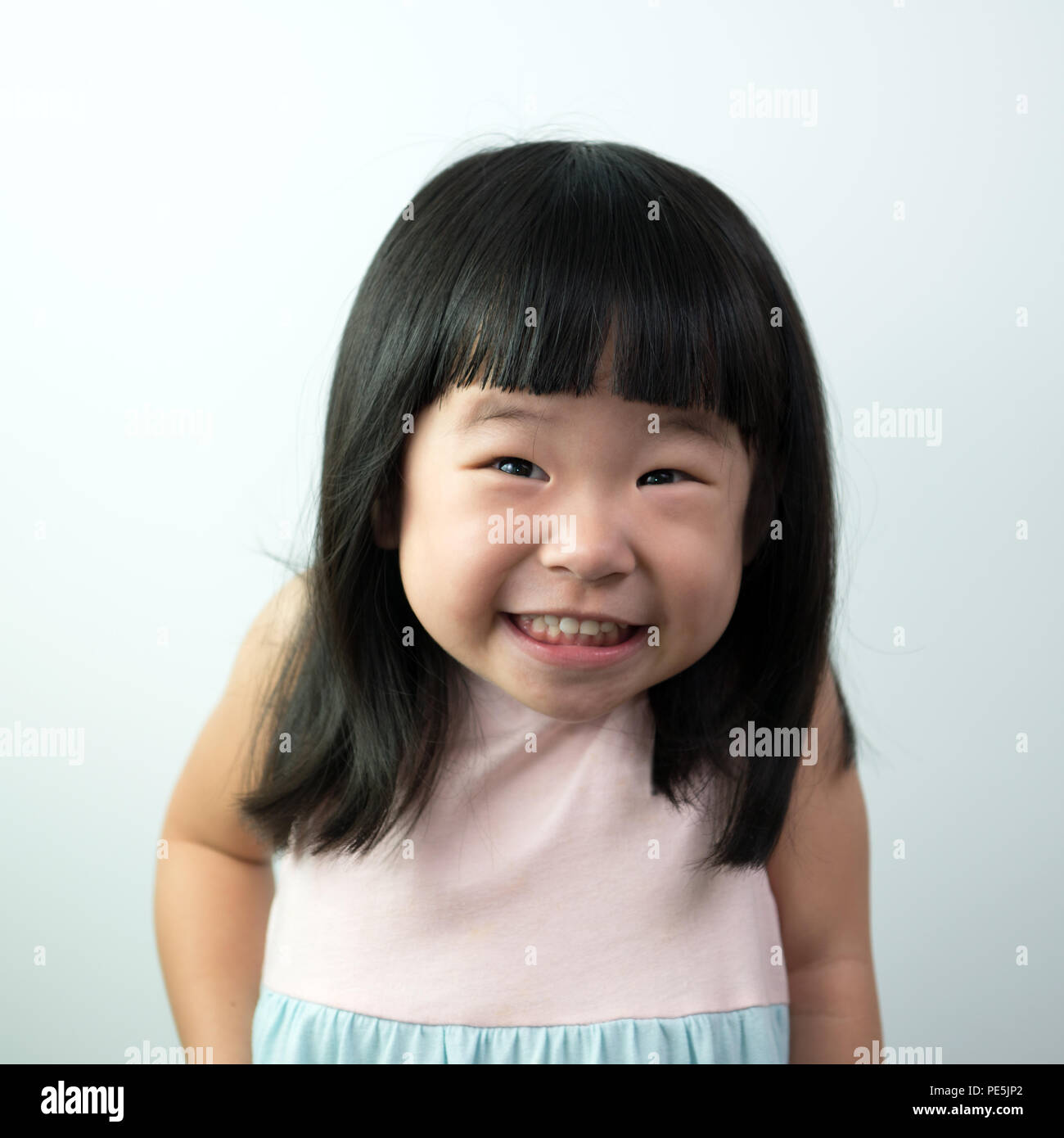 Happy little girl avec drôle de visage Banque D'Images