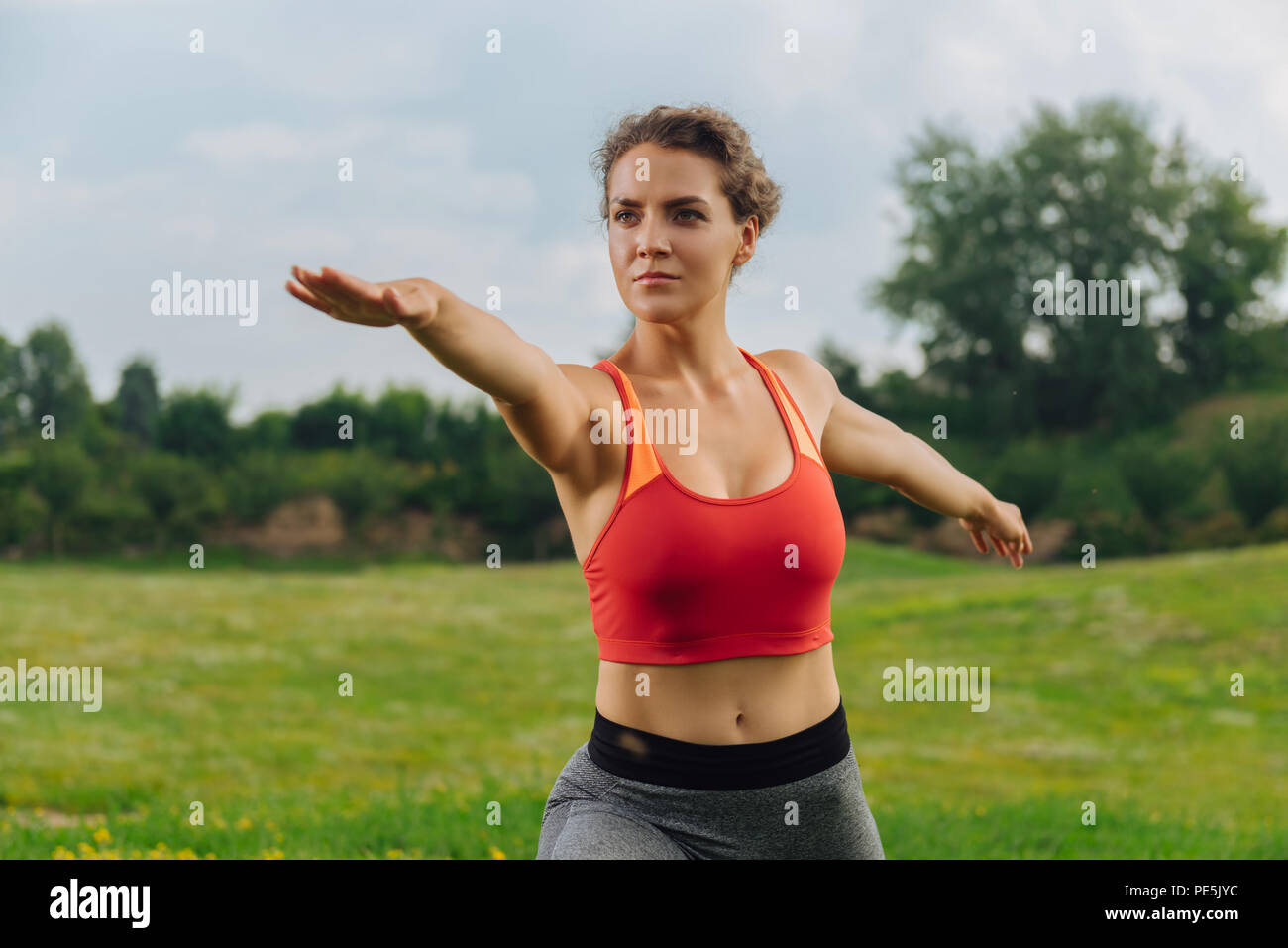 Femme aux yeux noirs de stimuler son métabolisme en allant dans des sports Banque D'Images