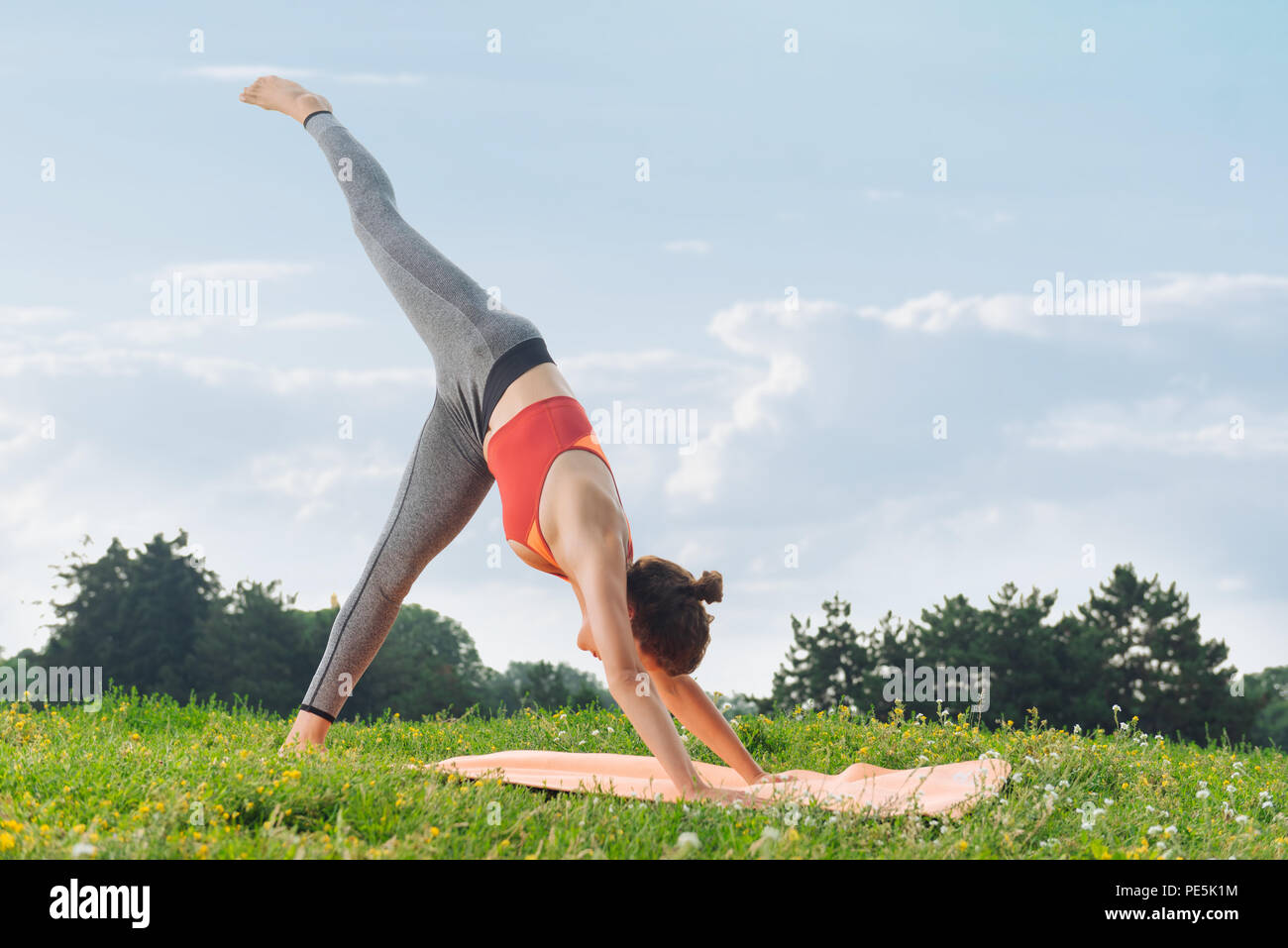 Slim femme en bonne santé s'étend son corps bénéficiant d'yoga class Banque D'Images