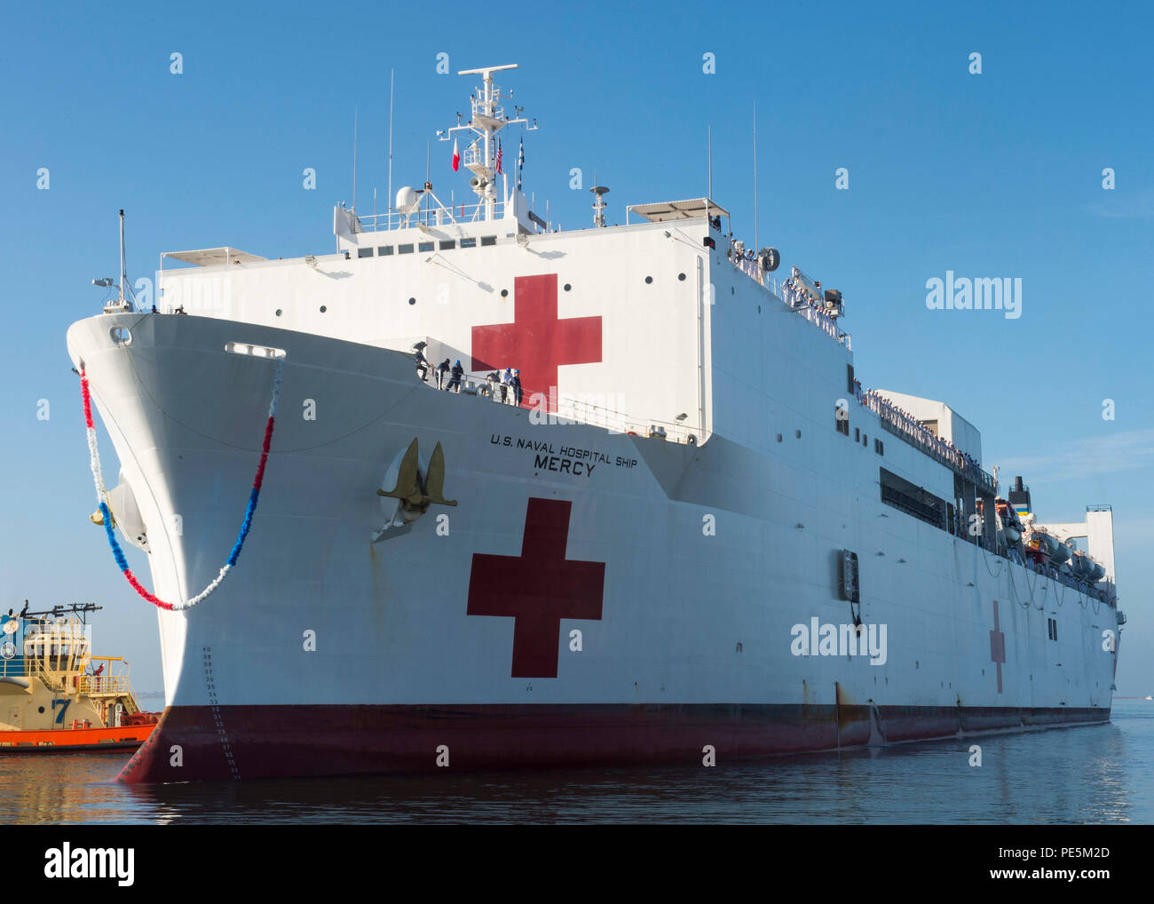 150927-N-GW139-164 SAN DIEGO (sept. 27, 2015) - Le navire-hôpital USNS Mercy (T-AH 19 transits) Baie de San Diego qu'il retourne à son port d'attache à la base navale de San Diego. Merci de terminer un près de cinq mois de déploiement à l'appui du Partenariat du Pacifique 2015. (U.S. Photo par marine Spécialiste de la communication de masse Eric 3e classe/batardeaux) Parution Banque D'Images