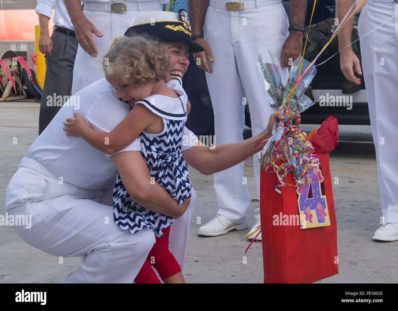 150927-N-GW139-214 SAN DIEGO (sept. 27, 2015) - Une fille accueille sa mère après navire-hôpital USNS Mercy (T-AH 19) renvoie à la base navale d'attache à San Diego. Merci de terminer une près de 5 mois de déploiement à l'appui du Partenariat du Pacifique 2015. (U.S. Photo par marine Spécialiste de la communication de masse Eric 3e classe/batardeaux) Parution Banque D'Images