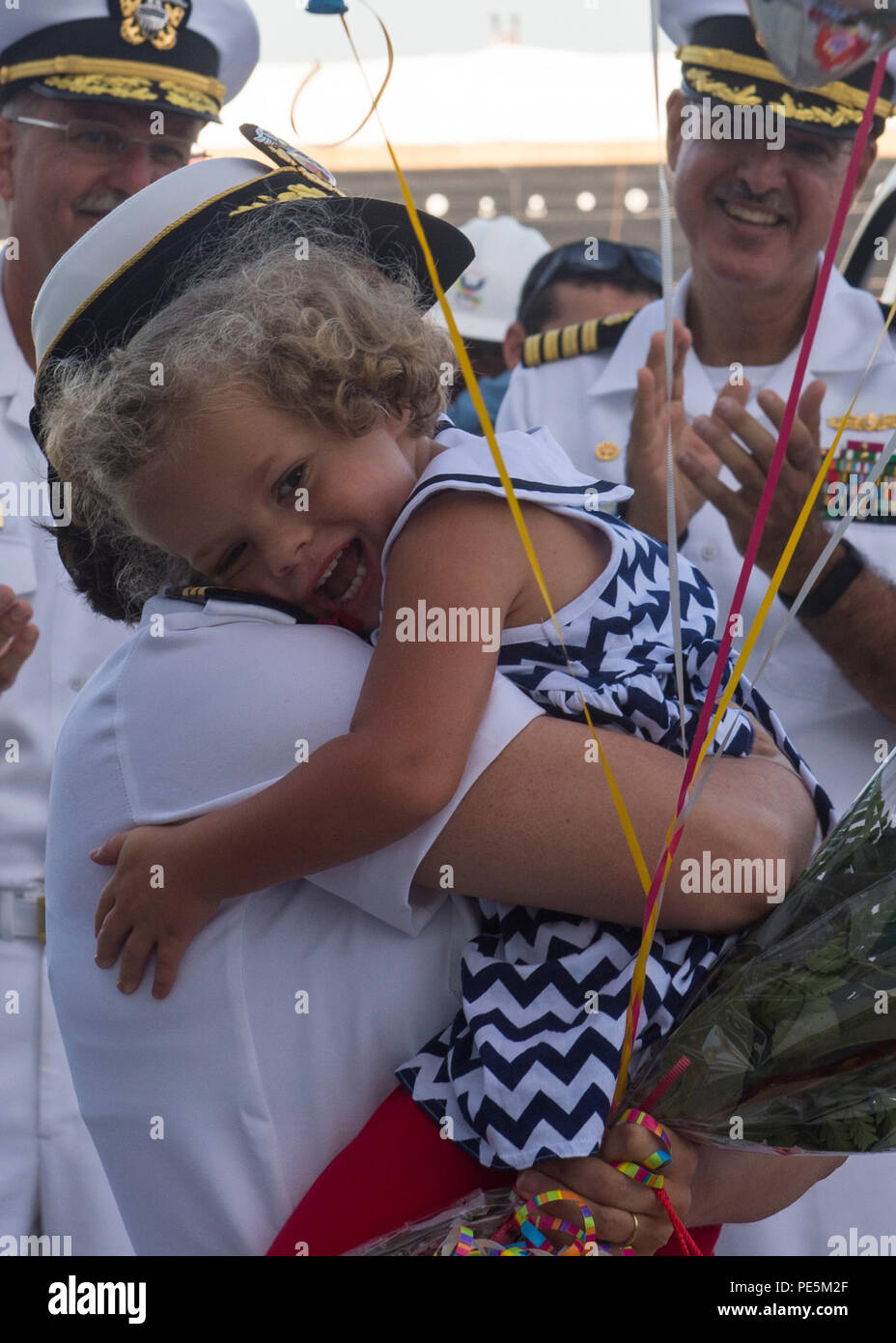 150927-N-GW139-219 SAN DIEGO (sept. 27, 2015) - Une fille accueille sa mère après navire-hôpital USNS Mercy (T-AH 19) renvoie à la base navale d'attache à San Diego. Merci de terminer un près de cinq mois de déploiement à l'appui du Partenariat du Pacifique 2015. (U.S. Photo par marine Spécialiste de la communication de masse Eric 3e classe/batardeaux) Parution Banque D'Images