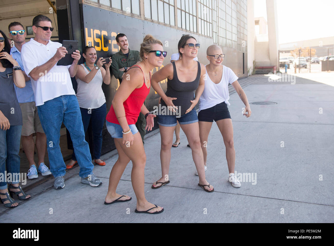 150926-N-IK388-027 CORONADO, Californie (sept. 26, 2015) - Des membres de la famille se préparer pour la course à l'aérodrome pour accueillir leurs états de service au cours d'une fin de semaine pour hélicoptère de combat maritime Squadron (HSC) 21 au Naval Air Station North Island. HSC-21 retournés à leur domicile après une station près de cinq mois de déploiement à l'appui du Partenariat du Pacifique 2015. (U.S. Photo par marine Spécialiste de la communication de masse Stacy M. Atkins Ricks/ libéré) Banque D'Images