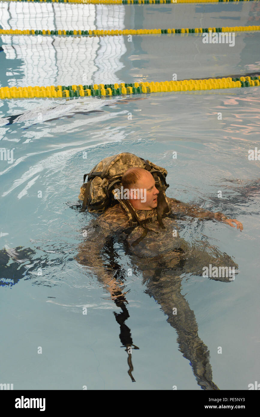 Le sergent de l'armée américaine. Steven 1ère classe Steingiesser, affecté à la 128ème Compagnie de transmissions, 39e Bataillon de signal, exécute une statique pendant deux minutes avec un équipement lesté au cours du premier temps, la formation des commandants de sport drownproofing au SHAPE piscine, à Mons, Belgique, 23 septembre 2015. (U.S. Photo de l'armée par Visual Spécialiste de l'information Pascal Demeuldre/libérés) Banque D'Images