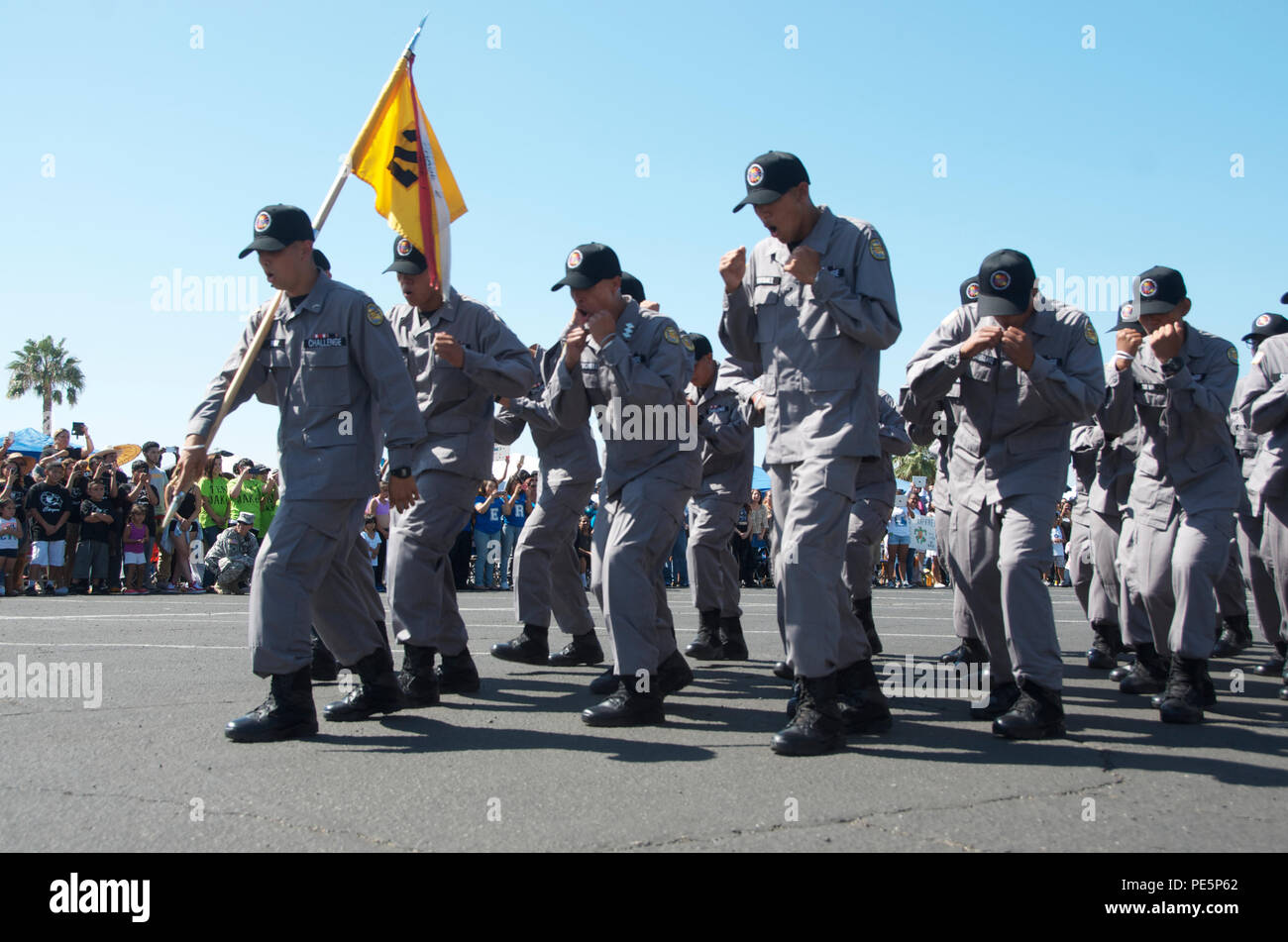 Les cadets de la Sunburst Youth Challenge Academy de la Garde nationale californienne se sont réunis avec leurs familles le 19 septembre 2015, après un programme résidentiel de 70 jours. Les familles observaient des exercices, partageaient un repas et passaient du temps récréatif ensemble. Le programme met l'accent sur la discipline, l'éducation, les compétences de vie, le leadership et la croissance personnelle pour les adolescents inscrits à l'académie de la base d'entraînement des forces armées de Los Alamitos, en Californie. Banque D'Images