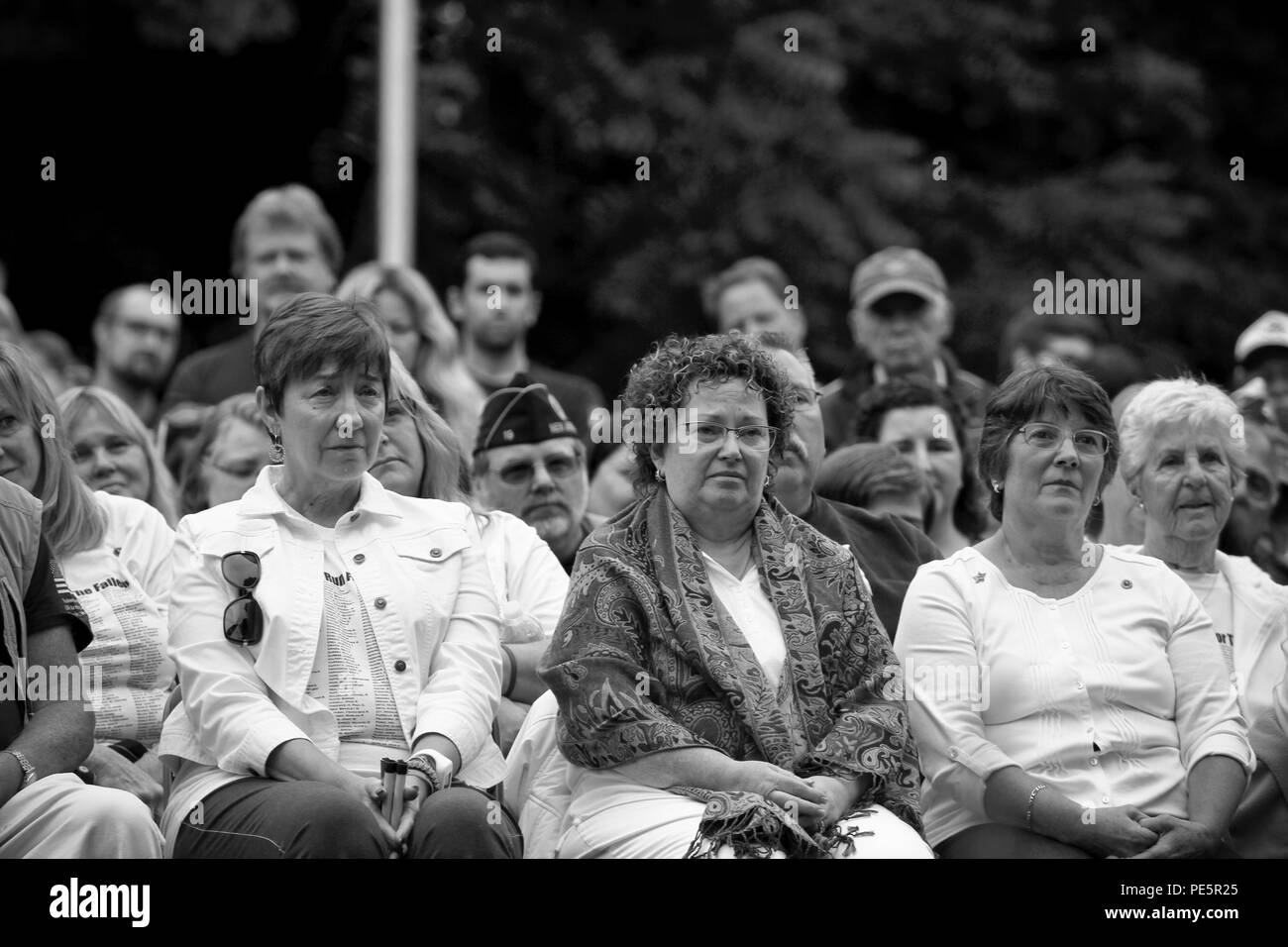Les mères Gold Star attendent le dévoilement du monument de la famille Gold Star à la Vietnam Veterans Museum à Holmdel, N.J., le 27 septembre 2015. (U.S. Air National Guard photo de Tech. Le Sgt. Matt Hecht/libérés) Banque D'Images