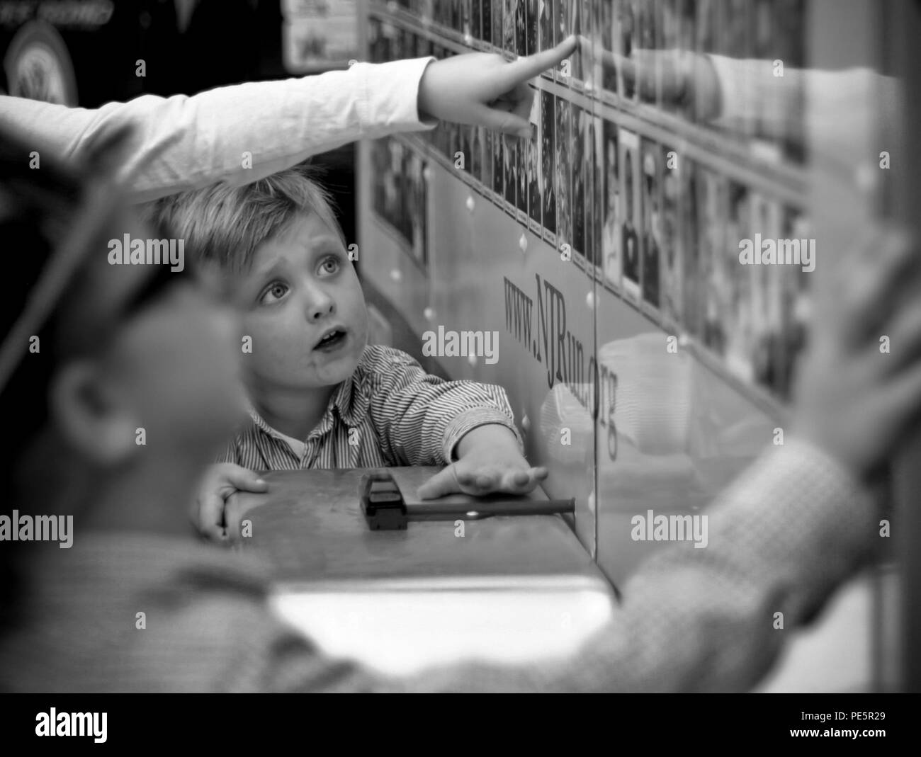 Trois ans Russell Barcalow examine les images de service militaire des Etats-Unis membres après l'inauguration du monument de la famille Gold Star à la Vietnam Veterans Museum à Holmdel, N.J., le 27 septembre 2015. (U.S. Air National Guard photo de Tech. Le Sgt. Matt Hecht/libérés) Banque D'Images