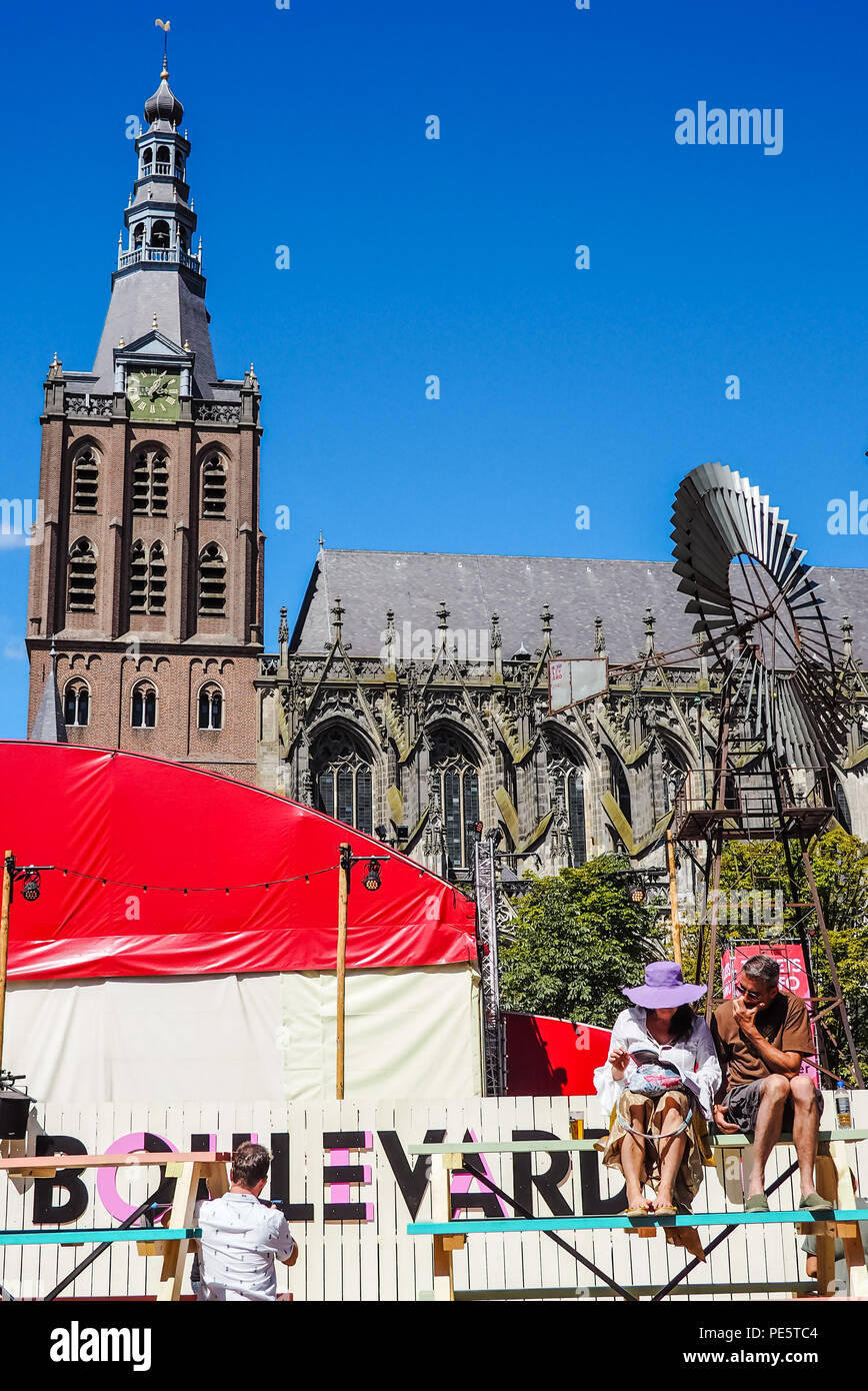 Août 2018 - 's-Hertogenbosch, Pays-Bas : Les personnes bénéficiant de la rue festival de théâtre de rue à côté de la cathédrale Saint-Jean Banque D'Images