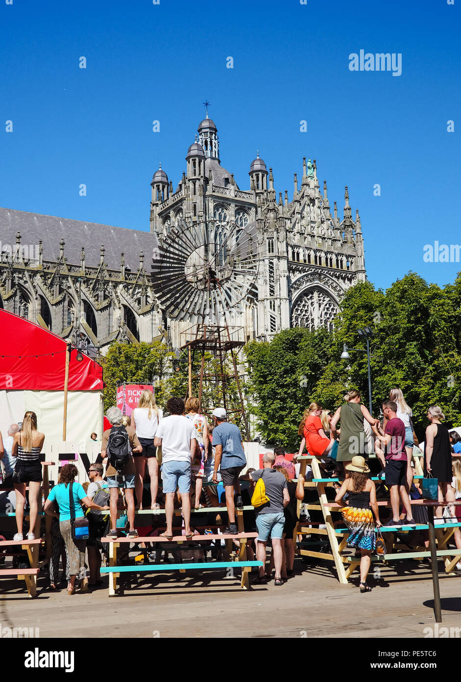Août 2018 - 's-Hertogenbosch, Pays-Bas : Les personnes bénéficiant de la rue festival de théâtre de rue à côté de la cathédrale Saint-Jean Banque D'Images