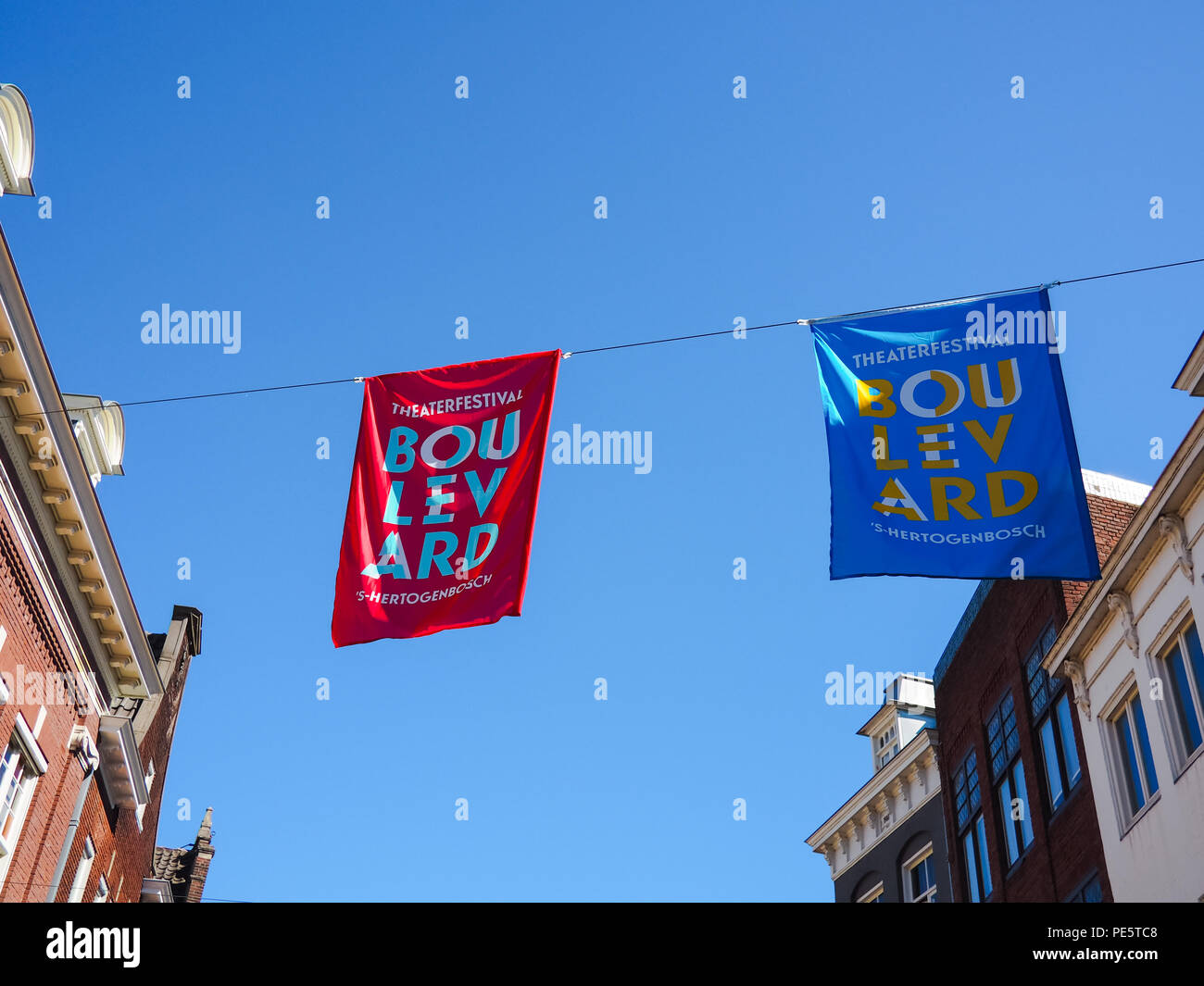 Août 2018 - 's-Hertogenbosch, Pays-Bas : la promotion de l'année Drapeaux Boulevard festival de théâtre de rue dans le centre-ville Banque D'Images