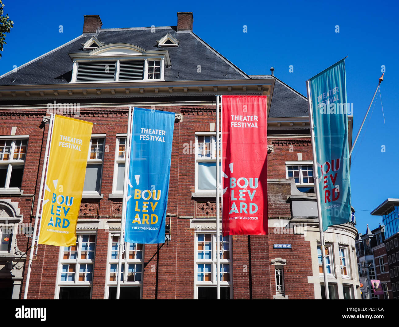 Août 2018 - 's-Hertogenbosch, Pays-Bas : grandes bannières la publicité pour le festival de théâtre de rue Boulevard Banque D'Images