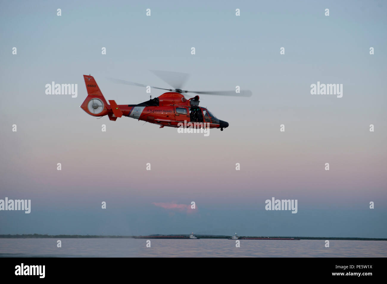 Air Station Houston air crew effectue un vol au-dessus de Galveston Bay tout en menant des opérations de formation pour un contrat d'un bateau, mardi, 29 Septembre, 2015. Ces exercices de nuit d'aider à l'offshore et palans par mauvais temps. (U.S. Photo de la Garde côtière canadienne par le maître de 3e classe Jennifer A. Nease) Banque D'Images