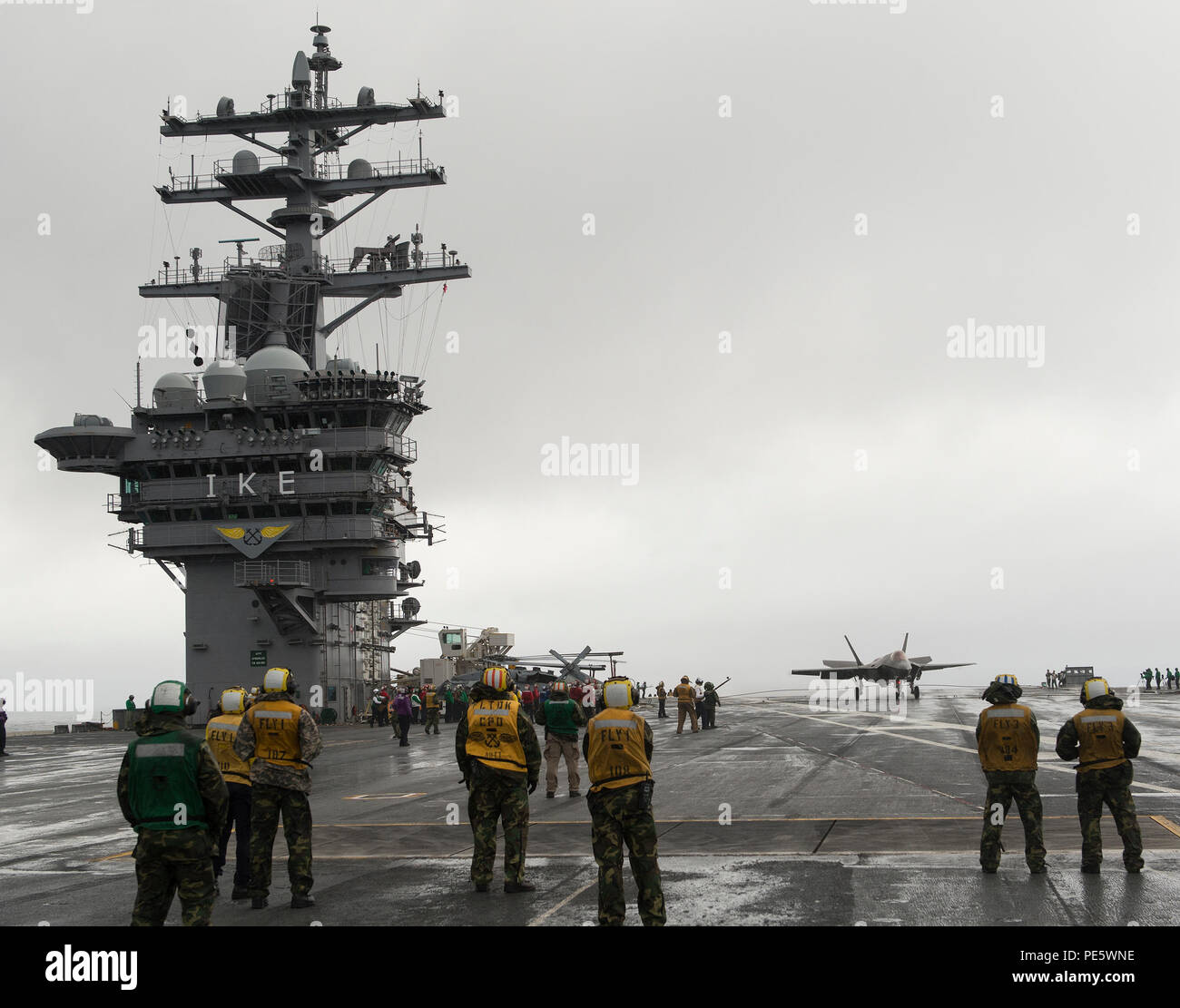 151002-D-H182-460 OCÉAN ATLANTIQUE (oct. 2, 2015) - Un F-35C Lightning II Joint Strike Fighter variante transporteur de la Pax River Test Force intégrée effectue son premier arrêté à l'atterrissage à bord du porte-avions USS Dwight D. Eisenhower (CVN 69). Deux F-35Cs à partir de l'air salé de chiens de l'Escadron d'essai et d'évaluation (VX) 23 sont des mesures de suivi sur l'affectation de test (DT-II) les essais en mer à bord de l'Eisenhower. Le cmdr. Tony "Brick" Wilson ont piloté des avions CF-03/73 et le Lieutenant Chris "TJ" Karapostoles ont piloté des avions 75/FC-05. Lockheed Martin (photo par Andy Wolfe.) Banque D'Images