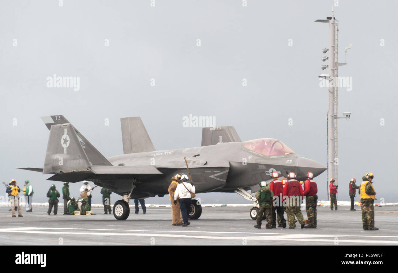 151002-D-H182-460 OCÉAN ATLANTIQUE (oct. 2, 2015) - Un F-35C Lightning II Joint Strike Fighter variante transporteur de la Pax River Test Force intégrée effectue son premier arrêté à l'atterrissage à bord du porte-avions USS Dwight D. Eisenhower (CVN 69). Deux F-35Cs à partir de l'air salé de chiens de l'Escadron d'essai et d'évaluation (VX) 23 sont des mesures de suivi sur l'affectation de test (DT-II) les essais en mer à bord de l'Eisenhower. Le cmdr. Tony "Brick" Wilson ont piloté des avions CF-03/73 et le Lieutenant Chris "TJ" Karapostoles ont piloté des avions 75/FC-05. Lockheed Martin (photo par Andrew McMurtrie.) Banque D'Images