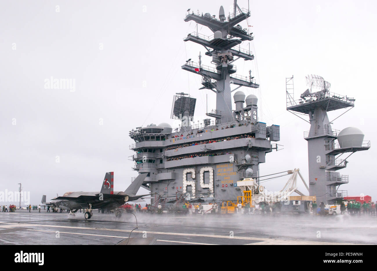 151002-D-H182-460 OCÉAN ATLANTIQUE (oct. 2, 2015) - Un F-35C Lightning II Joint Strike Fighter variante transporteur de la Pax River Test Force intégrée effectue son premier arrêté à l'atterrissage à bord du porte-avions USS Dwight D. Eisenhower (CVN 69). Deux F-35Cs à partir de l'air salé de chiens de l'Escadron d'essai et d'évaluation (VX) 23 sont des mesures de suivi sur l'affectation de test (DT-II) les essais en mer à bord de l'Eisenhower. Le cmdr. Tony "Brick" Wilson ont piloté des avions CF-03/73 et le Lieutenant Chris "TJ" Karapostoles ont piloté des avions 75/FC-05. Lockheed Martin (photo par Andrew McMurtrie.) Banque D'Images