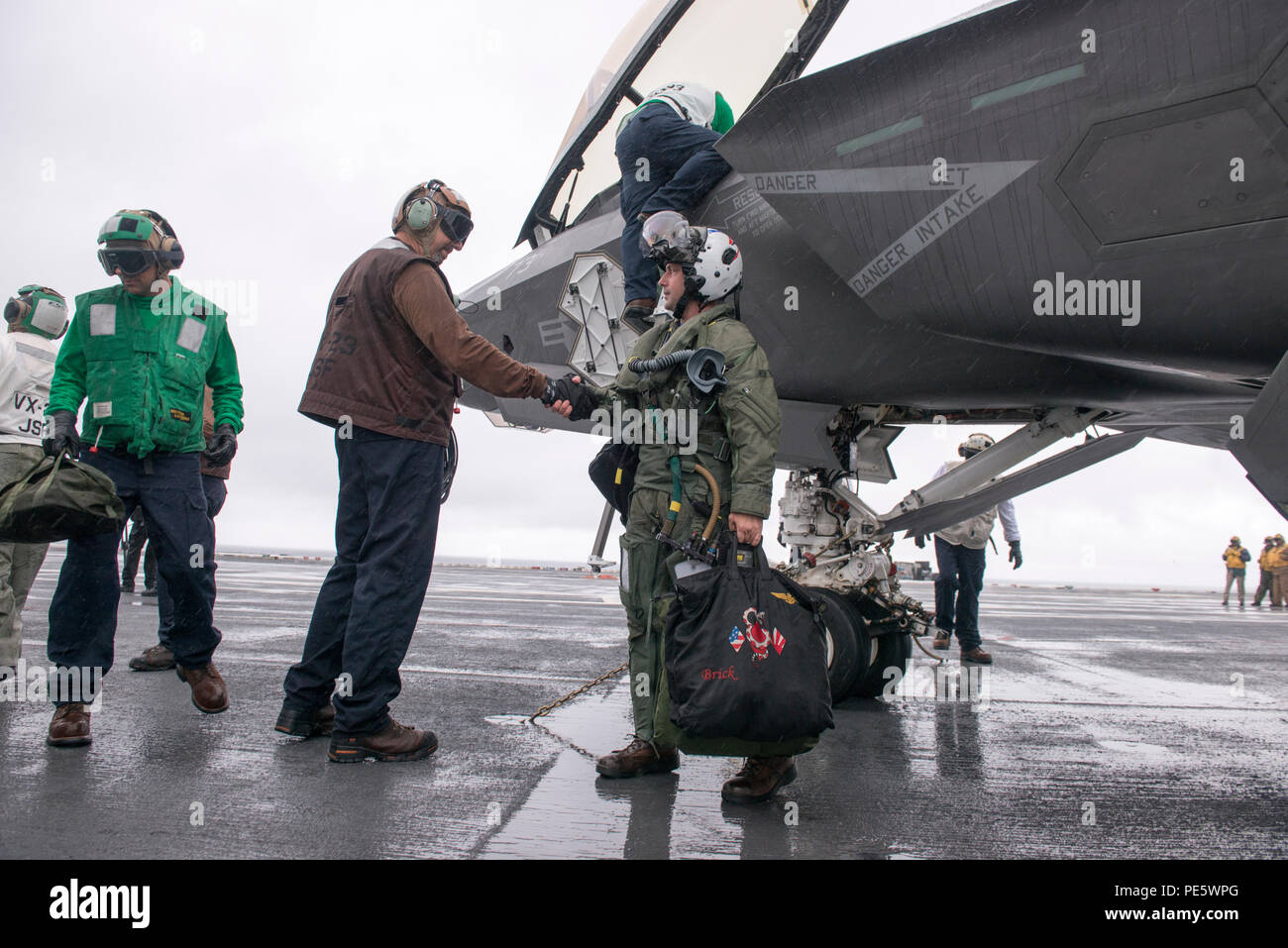 151002-D-H182-460 OCÉAN ATLANTIQUE (oct. 2, 2015) - Un F-35C Lightning II Joint Strike Fighter variante transporteur de la Pax River Test Force intégrée effectue son premier arrêté à l'atterrissage à bord du porte-avions USS Dwight D. Eisenhower (CVN 69). Deux F-35Cs à partir de l'air salé de chiens de l'Escadron d'essai et d'évaluation (VX) 23 sont des mesures de suivi sur l'affectation de test (DT-II) les essais en mer à bord de l'Eisenhower. Le cmdr. Tony "Brick" Wilson ont piloté des avions CF-03/73 et le Lieutenant Chris "TJ" Karapostoles ont piloté des avions 75/FC-05. Lockheed Martin (photo par Andrew McMurtrie.) Banque D'Images