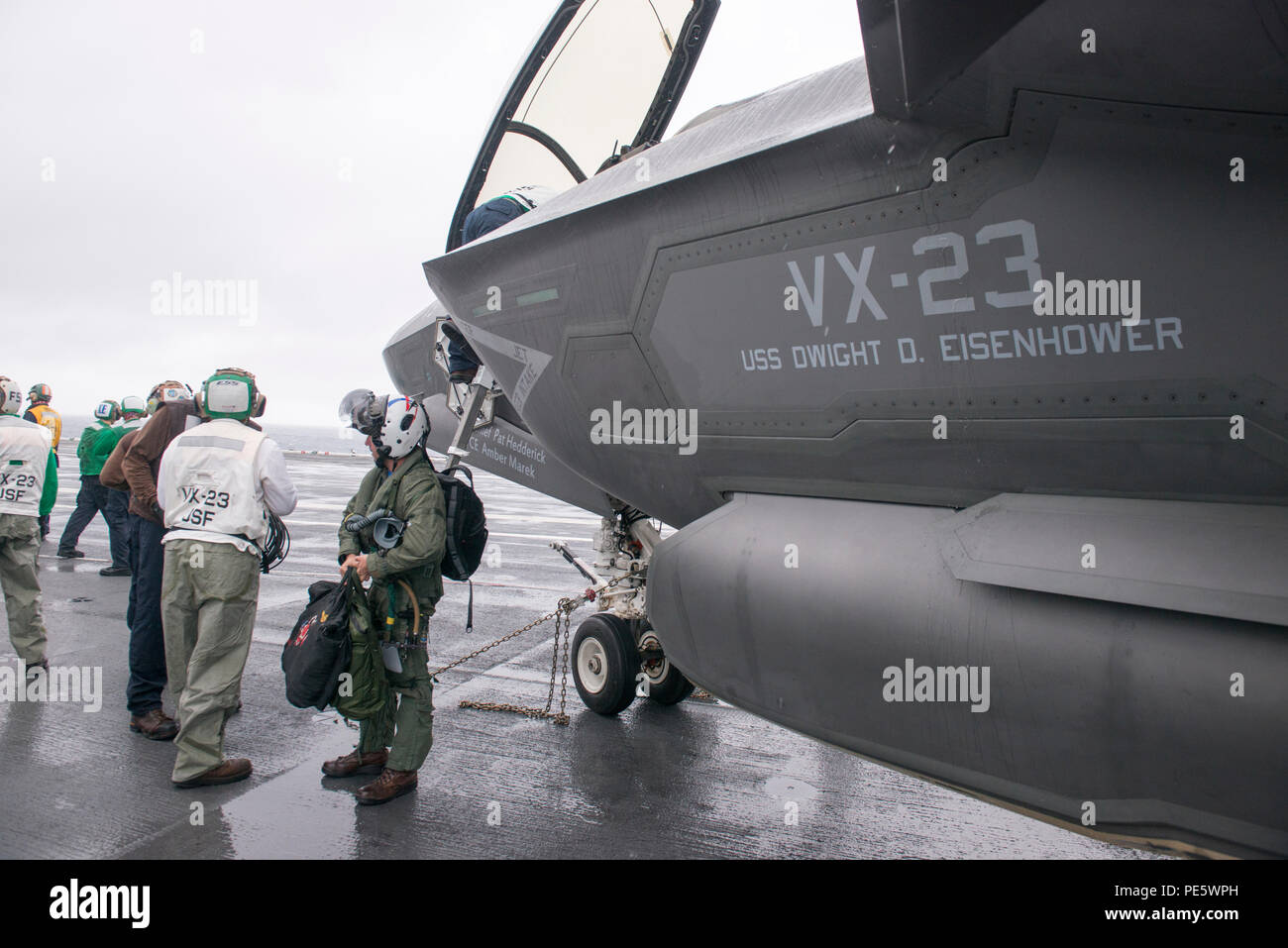 151002-D-H182-460 OCÉAN ATLANTIQUE (oct. 2, 2015) - Le Cmdr. Tony "Brick" Wilson, un pilote d'essai de la Marine américaine affectée à l'air salé de chiens de l'Escadron d'essai et d'évaluation (VX), 23 s'est posé un F-35C Lightning II Joint Strike Fighter variante transporteur de la Pax River Test Force intégrée à bord du porte-avions USS Dwight D. Eisenhower (CVN 69) le 2 octobre. Deux F-35 à partir de la Cs sont à bord d'Eisenhower à procéder à la deuxième phase de test de développement (DT-II) les essais en mer. Lockheed Martin (photo par Andrew McMurtrie.) Banque D'Images