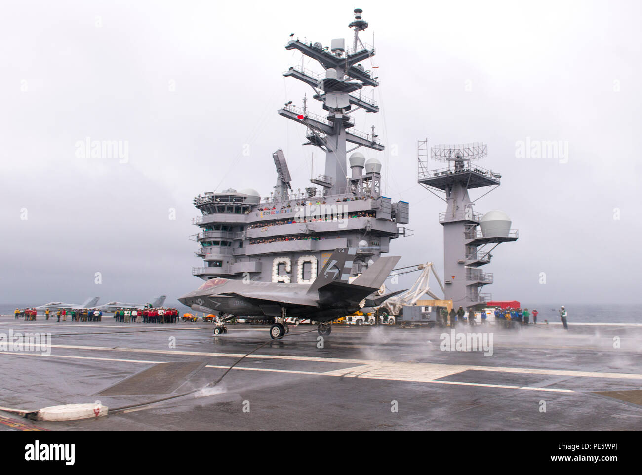 151002-D-H182-460 OCÉAN ATLANTIQUE (oct. 2, 2015) - Un F-35C Lightning II Joint Strike Fighter variante transporteur de la Pax River Test Force intégrée effectue son premier arrêté à l'atterrissage à bord du porte-avions USS Dwight D. Eisenhower (CVN 69). Deux F-35Cs à partir de l'air salé de chiens de l'Escadron d'essai et d'évaluation (VX) 23 sont des mesures de suivi sur l'affectation de test (DT-II) les essais en mer à bord de l'Eisenhower. Le cmdr. Tony "Brick" Wilson ont piloté des avions CF-03/73 et le Lieutenant Chris "TJ" Karapostoles ont piloté des avions 75/FC-05. Lockheed Martin (photo par Andrew McMurtrie.) Banque D'Images