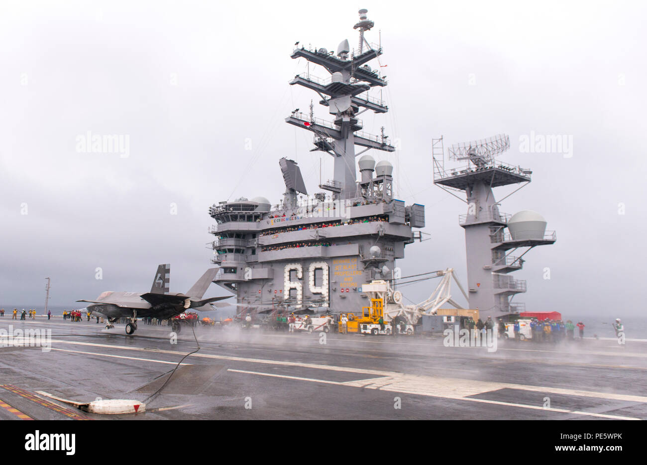 151002-D-H182-460 OCÉAN ATLANTIQUE (oct. 2, 2015) - Un F-35C Lightning II Joint Strike Fighter variante transporteur de la Pax River Test Force intégrée effectue son premier arrêté à l'atterrissage à bord du porte-avions USS Dwight D. Eisenhower (CVN 69). Deux F-35Cs à partir de l'air salé de chiens de l'Escadron d'essai et d'évaluation (VX) 23 sont des mesures de suivi sur l'affectation de test (DT-II) les essais en mer à bord de l'Eisenhower. Le cmdr. Tony "Brick" Wilson ont piloté des avions CF-03/73 et le Lieutenant Chris "TJ" Karapostoles ont piloté des avions 75/FC-05. Lockheed Martin (photo par Andrew McMurtrie.) Banque D'Images