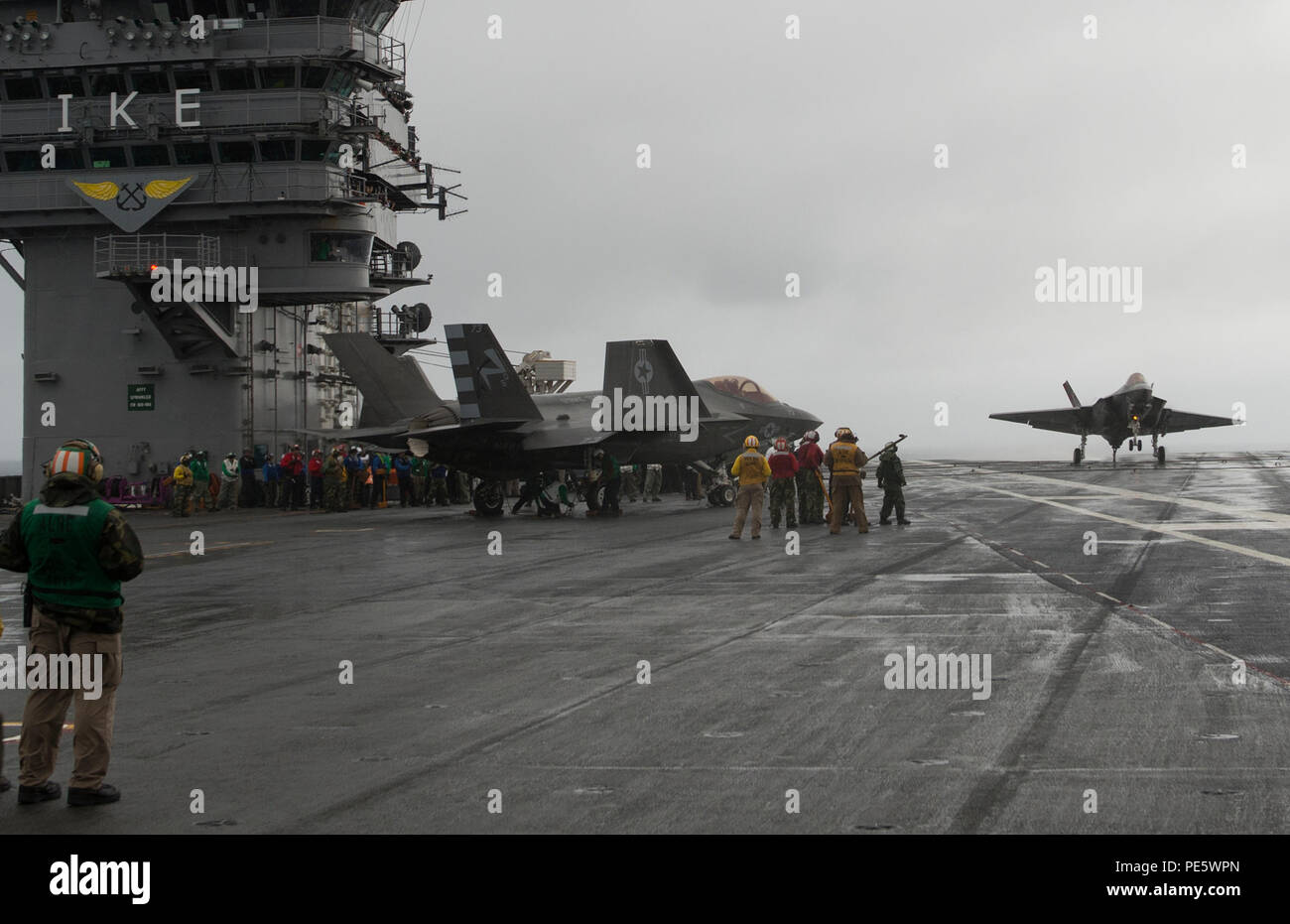 151002-D-AW822-459 OCÉAN ATLANTIQUE (oct. 2, 2015) - Un F-35C Lightning II Joint Strike Fighter variante transporteur de la Pax River Test Force intégrée effectue son premier arrêté à l'atterrissage à bord du porte-avions USS Dwight D. Eisenhower (CVN 69). Deux F-35Cs à partir de l'air salé de chiens de l'Escadron d'essai et d'évaluation (VX) 23 sont des mesures de suivi sur l'affectation de test (DT-II) les essais en mer à bord de l'Eisenhower. Le cmdr. Tony "Brick" Wilson ont piloté des avions CF-03/73 et le Lieutenant Chris "TJ" Karapostoles ont piloté des avions 75/FC-05. Lockheed Martin (photo par Andy Wolfe.) Banque D'Images