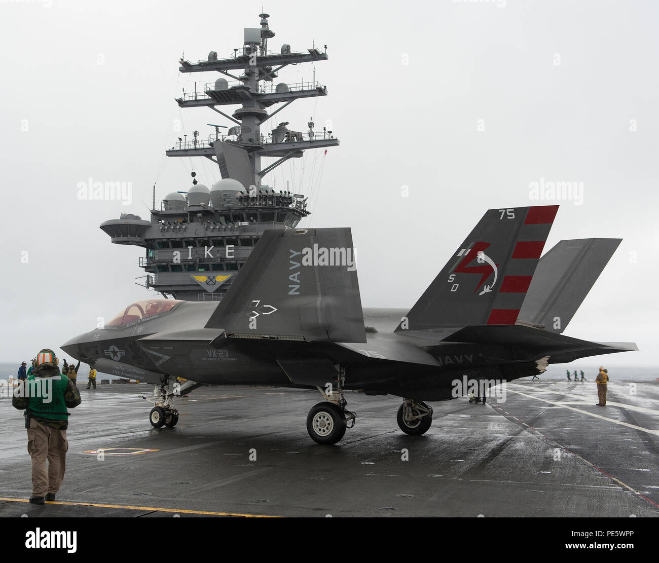 151002-D-AW822-459 OCÉAN ATLANTIQUE (oct. 2, 2015) - Un F-35C Lightning II Joint Strike Fighter variante transporteur de la Pax River Test Force intégrée effectue son premier arrêté à l'atterrissage à bord du porte-avions USS Dwight D. Eisenhower (CVN 69). Deux F-35Cs à partir de l'air salé de chiens de l'Escadron d'essai et d'évaluation (VX) 23 sont des mesures de suivi sur l'affectation de test (DT-II) les essais en mer à bord de l'Eisenhower. Le cmdr. Tony "Brick" Wilson ont piloté des avions CF-03/73 et le Lieutenant Chris "TJ" Karapostoles ont piloté des avions 75/FC-05. Lockheed Martin (photo par Andy Wolfe.) Banque D'Images