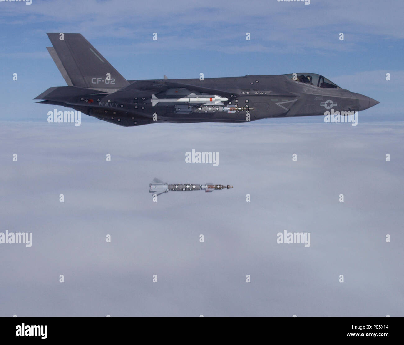 Le 23 septembre a marqué la première fois le F-35 Lightning II a effectué un test de séparation armes magasin externe. La pax River test ITF Team a publié quatre bombes à guidage laser GBU-12 test inerte actifs à partir du F-35C de l'aile externe de pylônes d'armes nucléaires l'avion CF-02 pendant le vol 394. L'équipe a publié les armes individuellement pendant quatre essais sur un seul vol au dessus de l'Atlantique, aires d'essai démontrant leur efficacité du test par l'accomplissement de quatre vols d'une valeur de travail de test dans un vol unique. Lockheed Martin (photo par Andy Wolfe) Banque D'Images