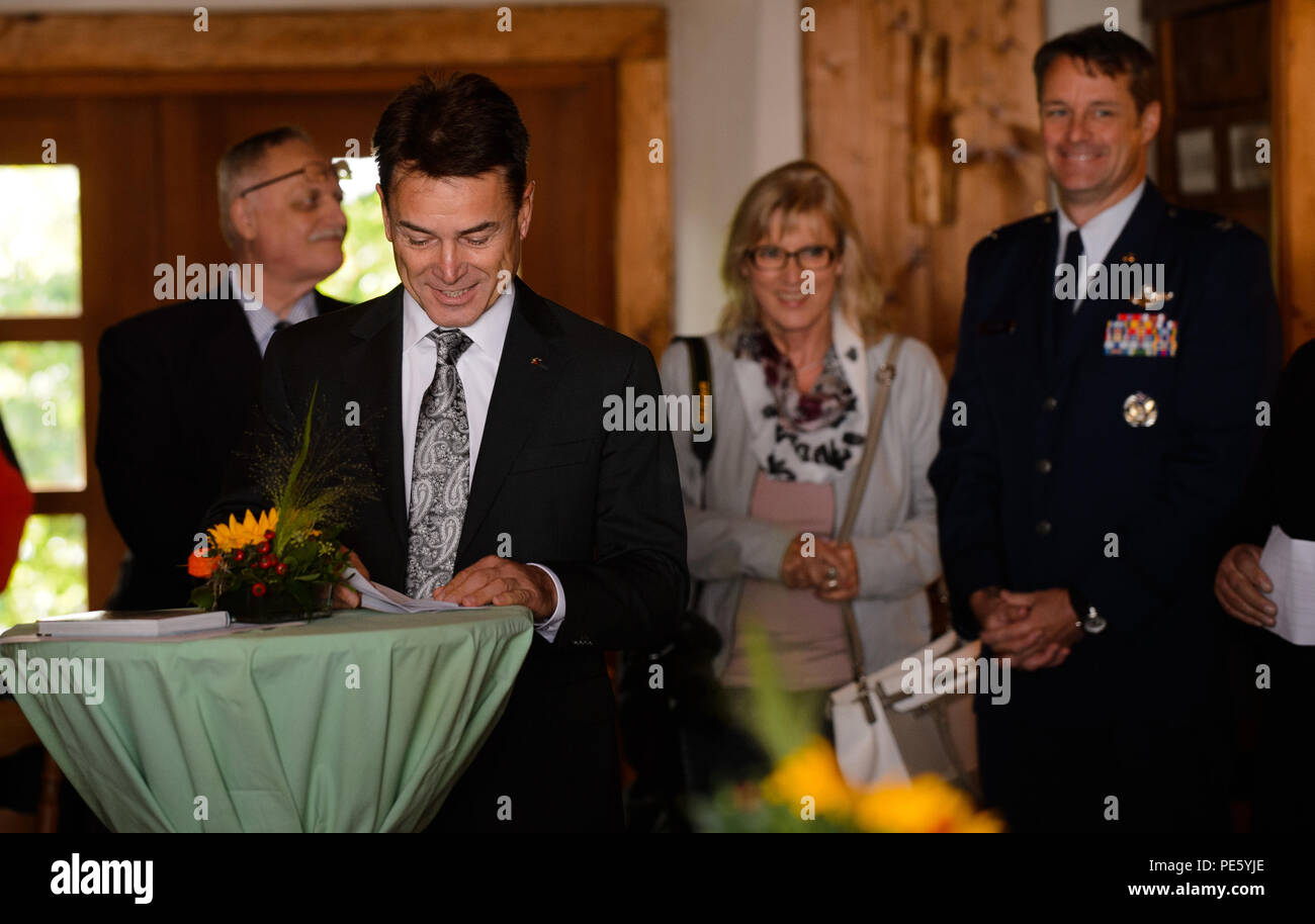 Frank Sholz, Dietingen maire, des plaisanteries au sujet de son manque d'Anglais pendant une cérémonie à la fin slt Priesley Cooper Jr. le 25 septembre 2015, à Dietingen, Allemagne. Swanson a parlé de Dietingen's journey de trouver et de localiser le site de l'écrasement du pilote et réunir Cooper's flight pac avec ses proches. (U.S. Air Force photo/Le s.. Armando A. Schwier-Morales) Banque D'Images