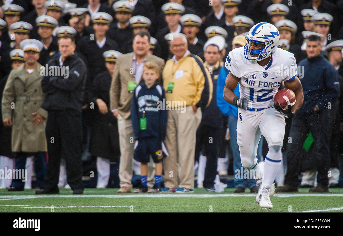 Le récepteur Wide Falcons de l'Air Force Academy fait avancer la balle vers le bas du terrain lors d'une attaque offensive contre les midshipmen de la Naval Academy au Navy-Marine corps Memorial Stadium. L'action démontre l'exécution de la route, les stratégies de passes et la coordination de l'équipe dans un match de football universitaire de l'académie militaire, mettant en évidence les compétences, la vitesse et la conscience tactique. Banque D'Images