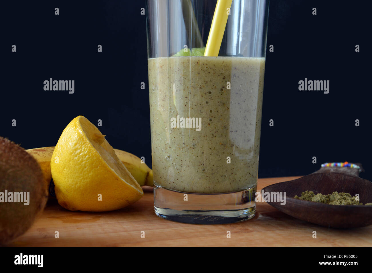 Shake de fruits kiwi, banane, jus de citron et la protéine de chanvre Banque D'Images
