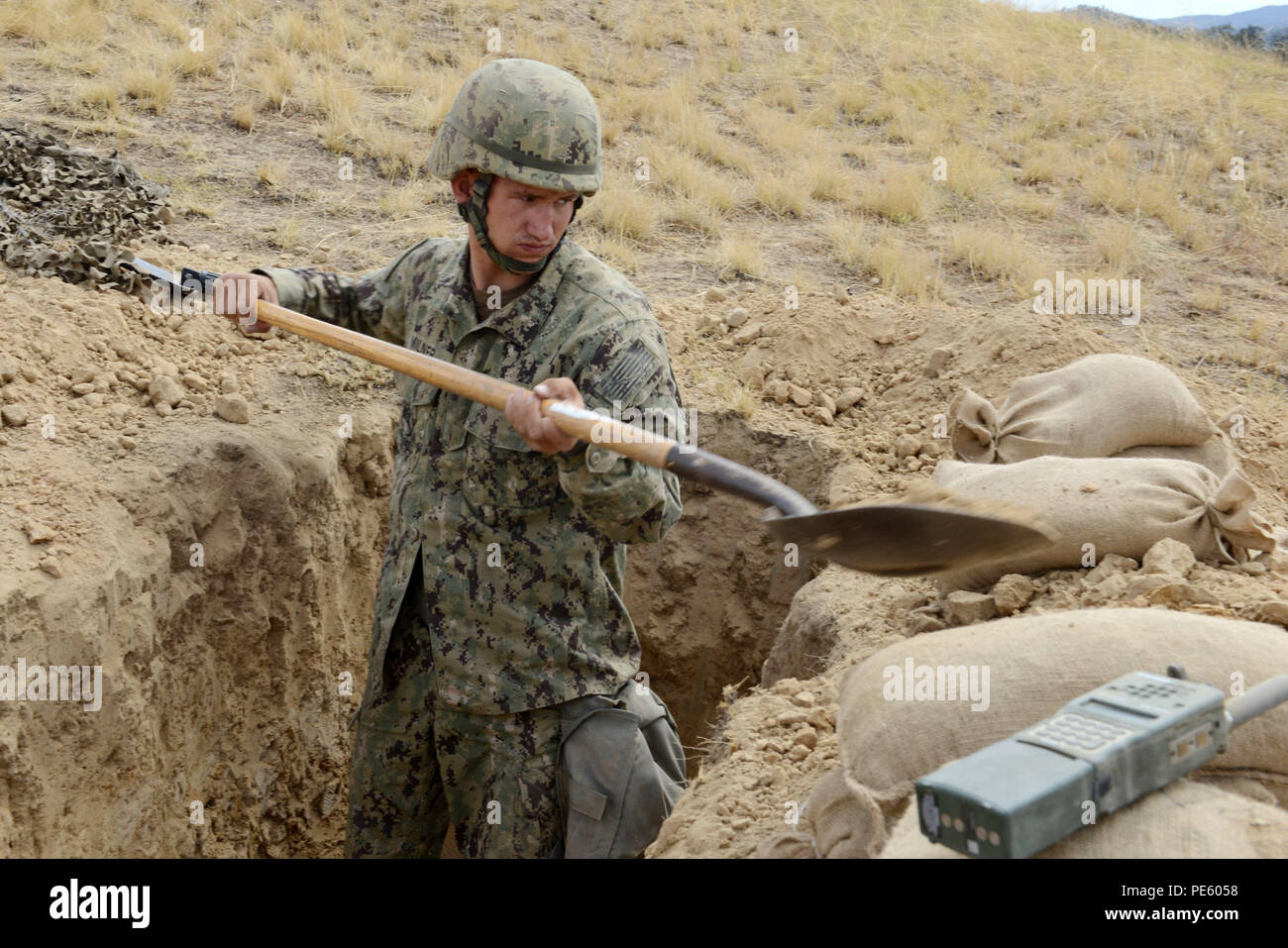 150928-N-DH124-108 FORT HUNTER LIGGETT (sept. 28, 2015)- Constructionman Builder Apprentice Christopher Milner, affectés à la construction navale (bataillon Mobile NMCB) 4, pelles à une position d'assaut à la base d'opérations avancée, à Fort Hunter Liggett, en Californie, au cours de l' 2015 4NMCB Terrain (FTX), le 28 septembre. Prépare et FTX teste la capacité du bataillon d'entrer dans des endroits hostiles, construire des projets de construction attribué et se défendre contre les attaques ennemies, à l'aide de scénarios réalistes. (U.S. Photo par marine Spécialiste de la communication de masse 1re classe Rosalie Chang/ libéré) Banque D'Images