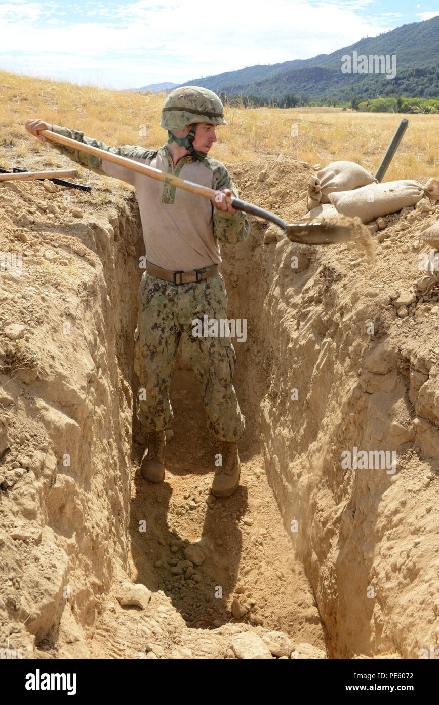 150928-N-DH124-093 FORT HUNTER LIGGETT (sept. 28, 2015) constructeur Constructionman Avery Pedersen, affectés à la construction navale (bataillon Mobile NMCB) 4, pelles à une position d'assaut à la base d'opérations à fort Hunter Liggett, en Californie, au cours NMCB 4 exercice de formation sur le terrain (FTX). La formation est conçue de façon à respecter tous les aspects de la défense du bataillon et les capacités opérationnelles de manning une position de combat sur l'entreprise, afin de réagir aux menaces de guerre chimique et des dispositifs explosifs de circonstance. (U.S. Photo par marine Spécialiste de la communication de masse Rosalie 1ère Classe C Banque D'Images