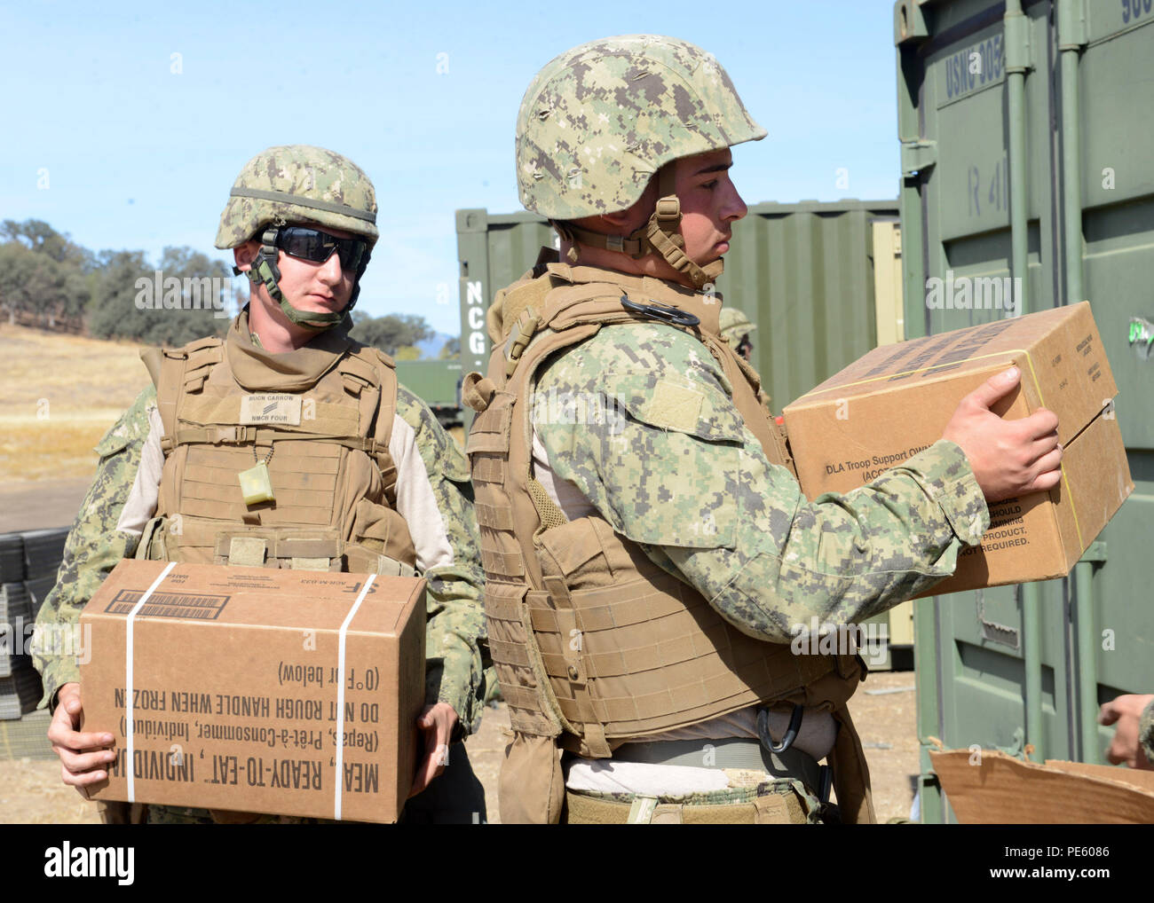 150924-N-DH124-030 Seabees affectés à la construction navale (bataillon Mobile NMCB) 4, charger des fournitures effectuées dans une boîte de tricon à transférer de la logistique Zone de transfert vers la base d'opérations à fort Hunter Liggett, en Californie, au cours de l'exercice 2015 La formation sur le terrain (FTX), 24 septembre. La formation est conçue de façon à respecter tous les aspects de la défense du bataillon et les capacités opérationnelles de manning une position de combat sur l'entreprise, afin de réagir aux menaces de guerre chimique et des dispositifs explosifs de circonstance. (U.S. Photo par marine Spécialiste de la communication de masse 1re classe Rosalie Chang/ Rele Banque D'Images