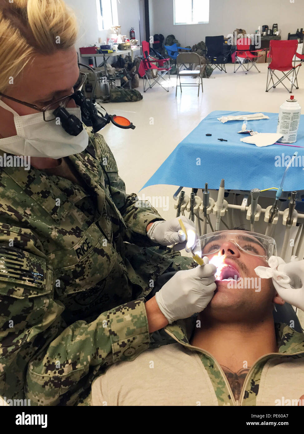 150924-N-ZZ999-006 FORT HUNTER LIGGETT, Californie (sept. 24, 2015) Le lieutenant Amanda Riz, affectés à la construction navale (bataillon Mobile NMCB) 4, remplace un plombage pour un patient à Fort Hunter Liggett, en Californie, au cours d'un exercice de formation sur le terrain (FTX). FTX est conçu pour exercer tous les aspects de la défense du bataillon et les capacités opérationnelles de manning une position de combat sur l'entreprise, afin de réagir aux menaces de guerre chimique et des dispositifs explosifs de circonstance. (U.S. Photo par marine Spécialiste de la communication de masse 1re classe Rosalie Chang/libérés) Banque D'Images