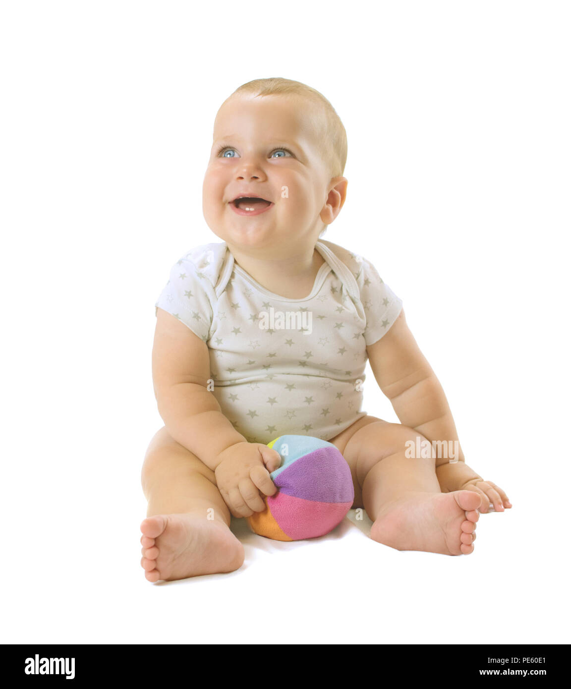 Adorable baby boy emplacement avec boule colorée entre ses jambes, regardant et riant. Isolé sur fond blanc. Banque D'Images