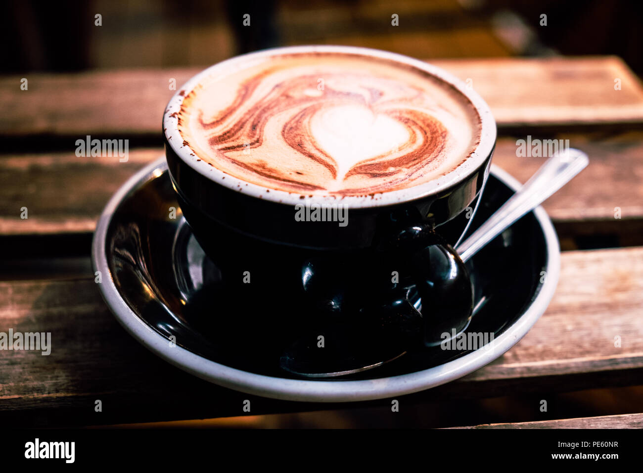 Dans une tasse de café, avec un motif coeur Banque D'Images