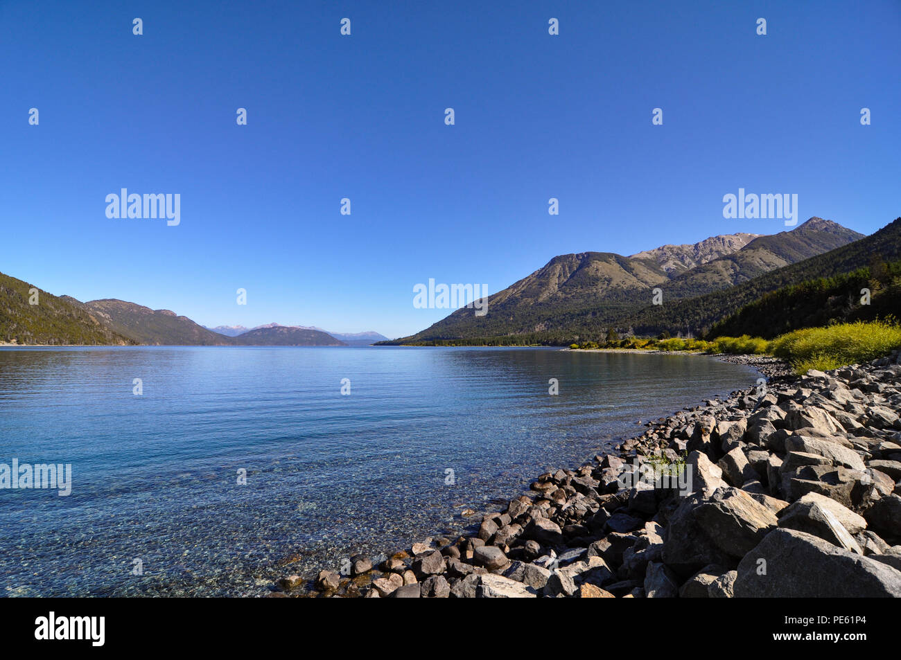 Eau cristalline de Brazo Huemul du lac Nahuel Huapi avec vue sur les andes entre Bariloche et Villa La Angostura, Argentine, Patagonie Banque D'Images